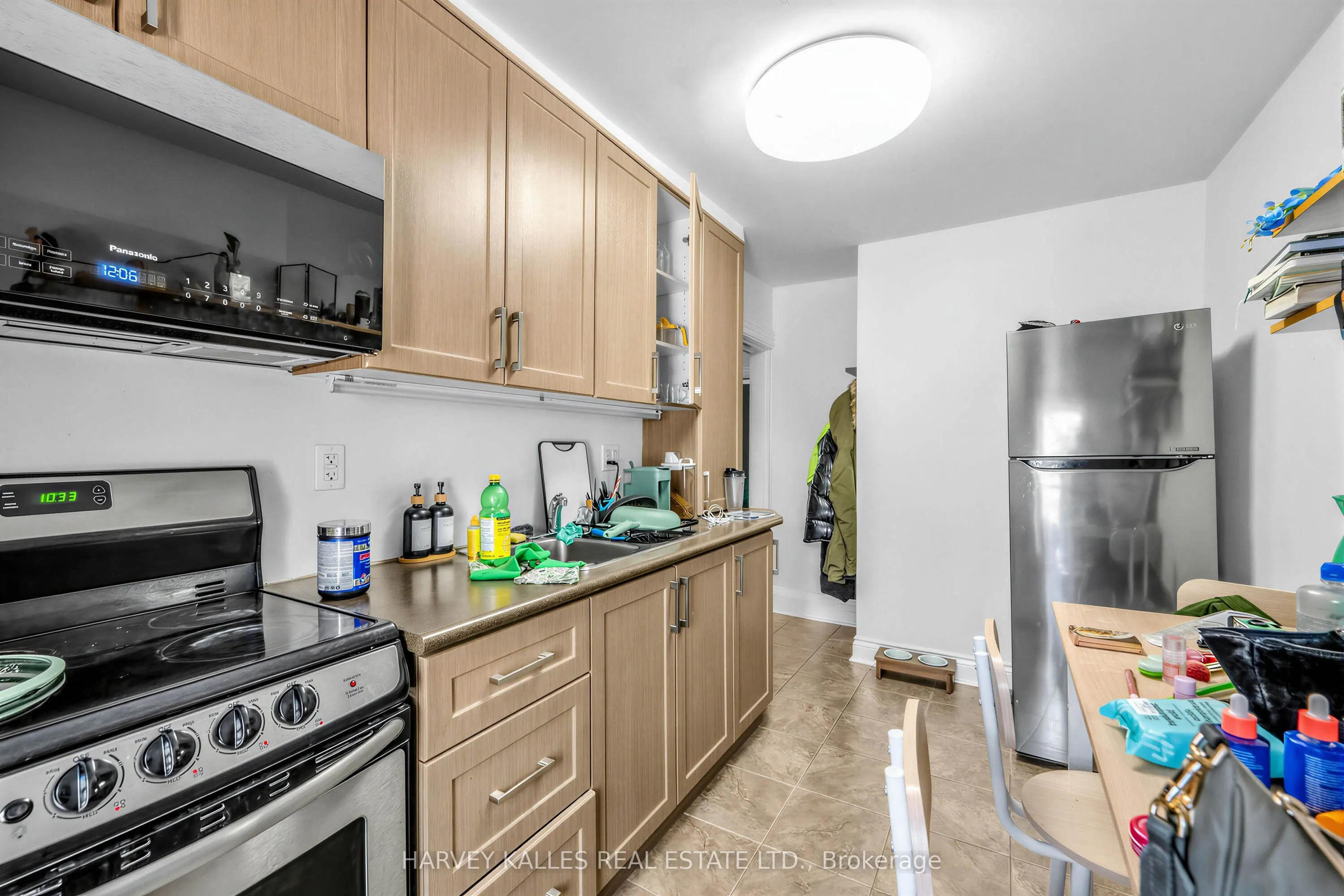 506 Adelaide Street W