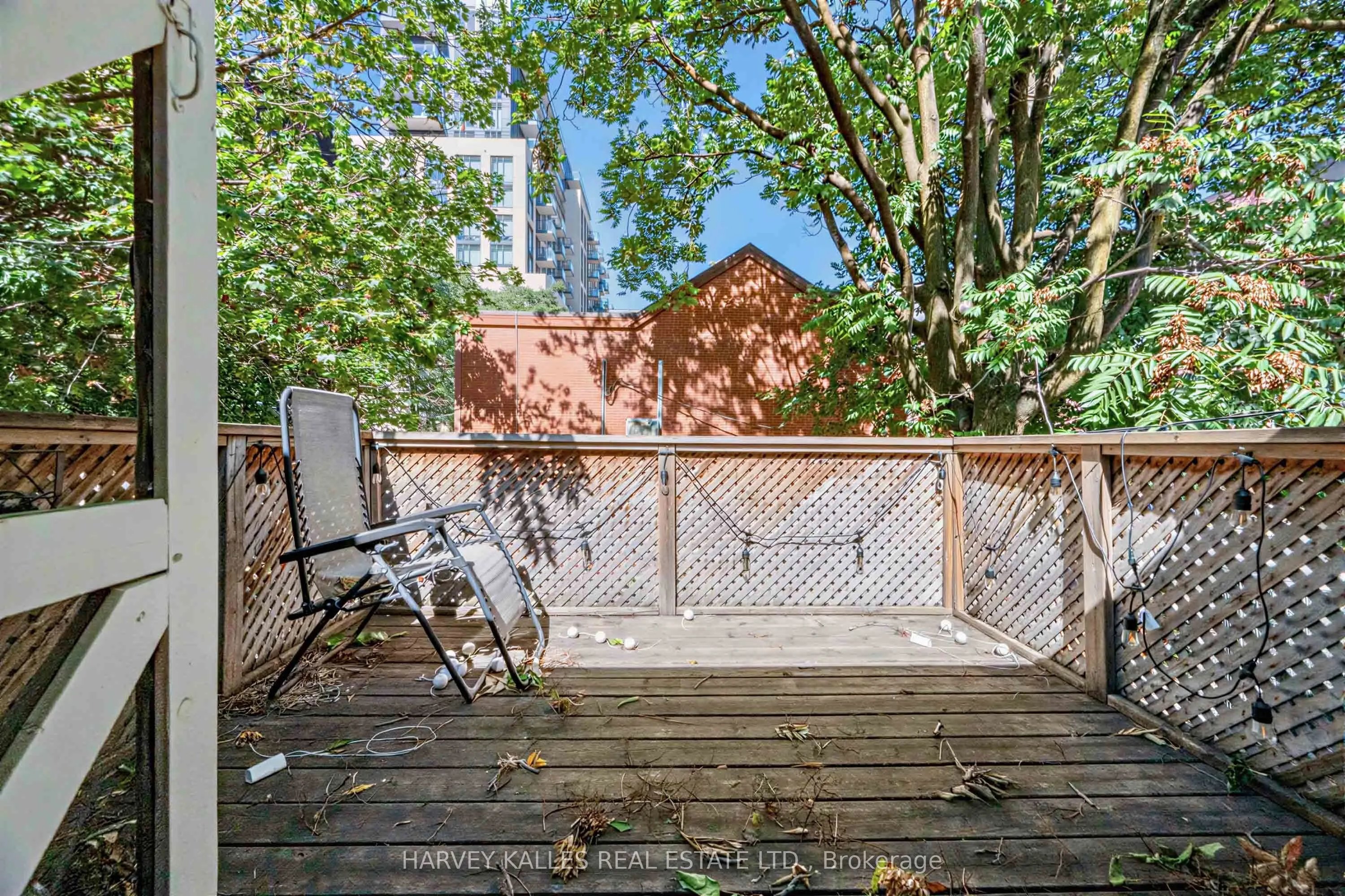 506 Adelaide Street W