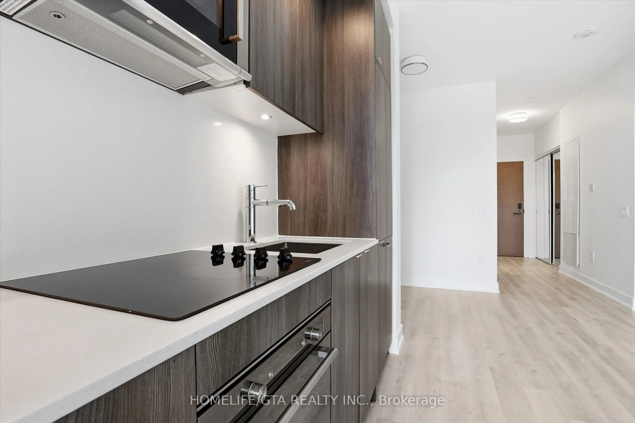 30 Inn On The Park Drive #206