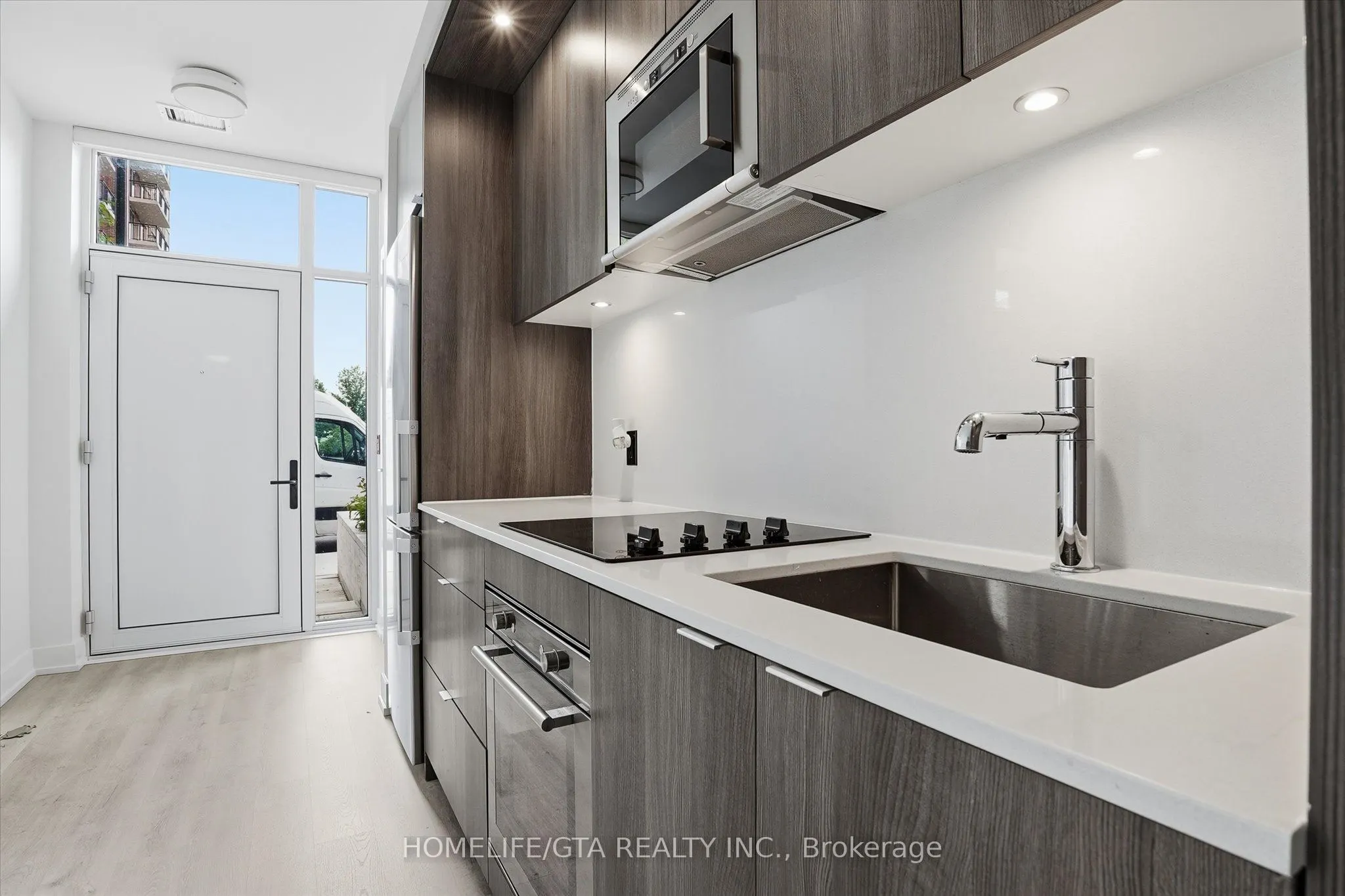 30 Inn On The Park Drive #206