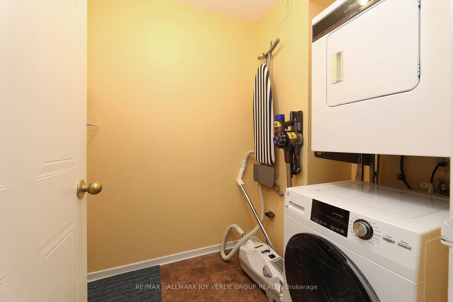 5 Kenneth Avenue #405