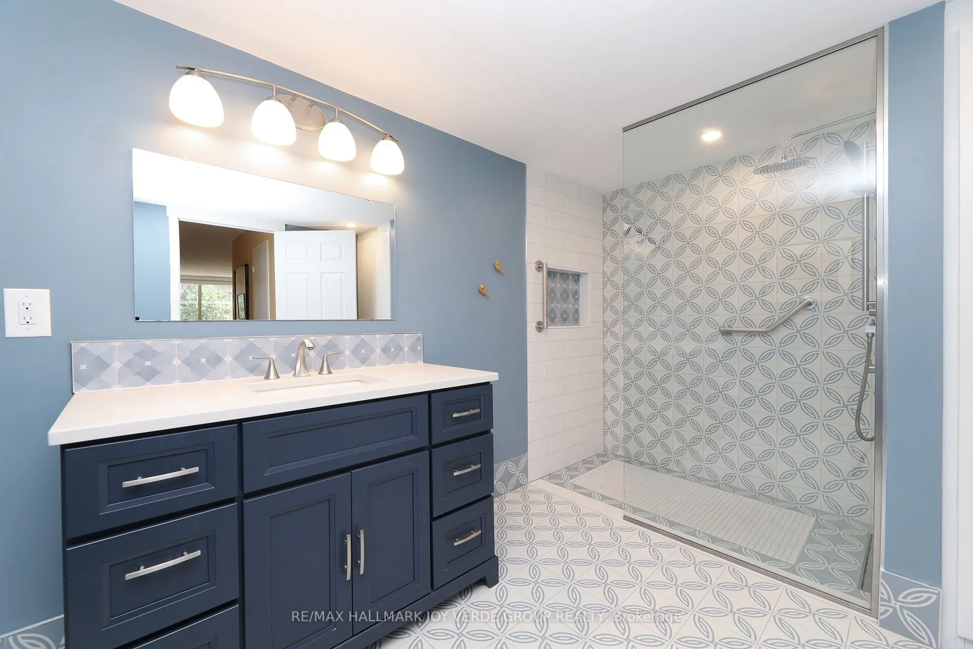 5 Kenneth Avenue #405