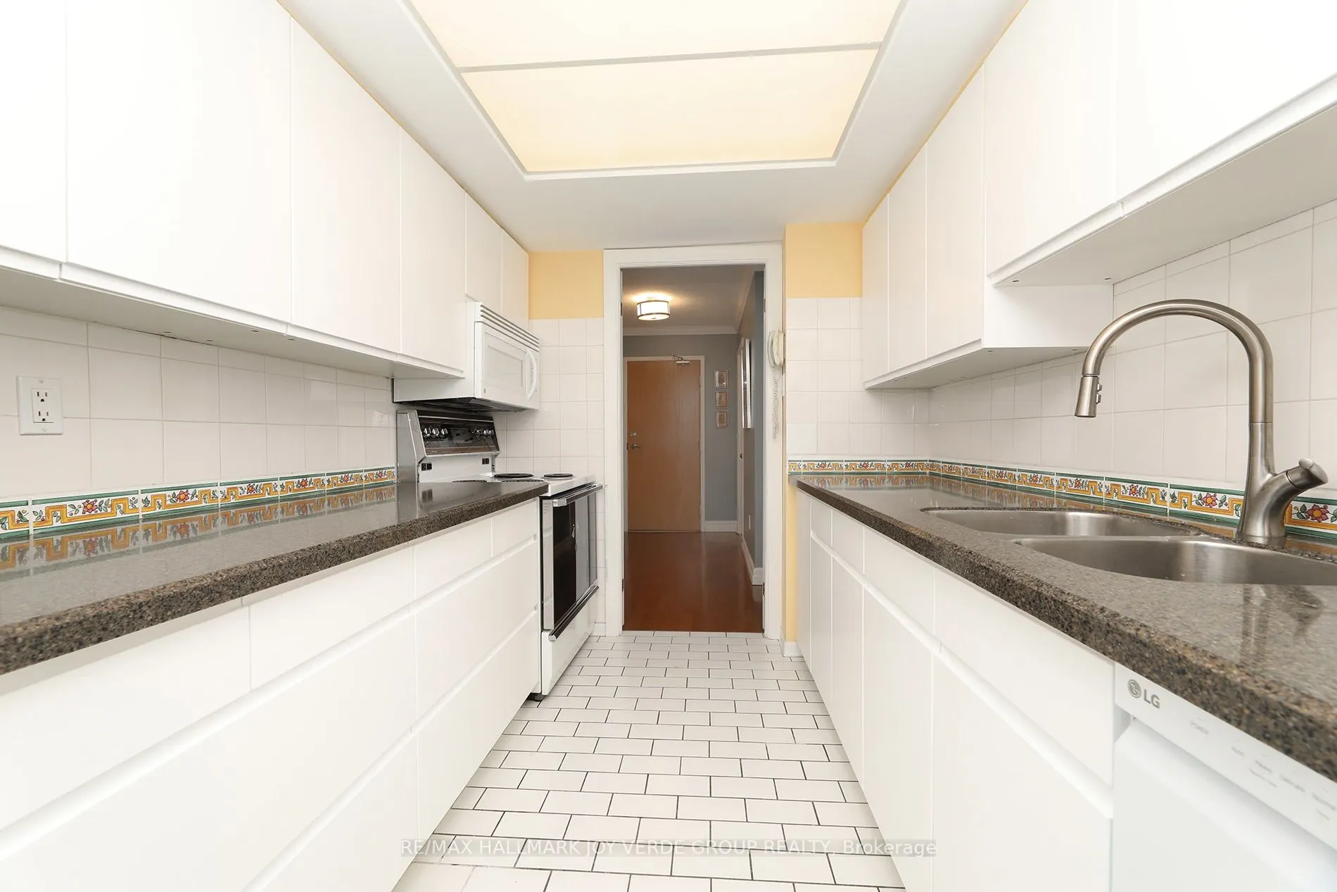 5 Kenneth Avenue #405