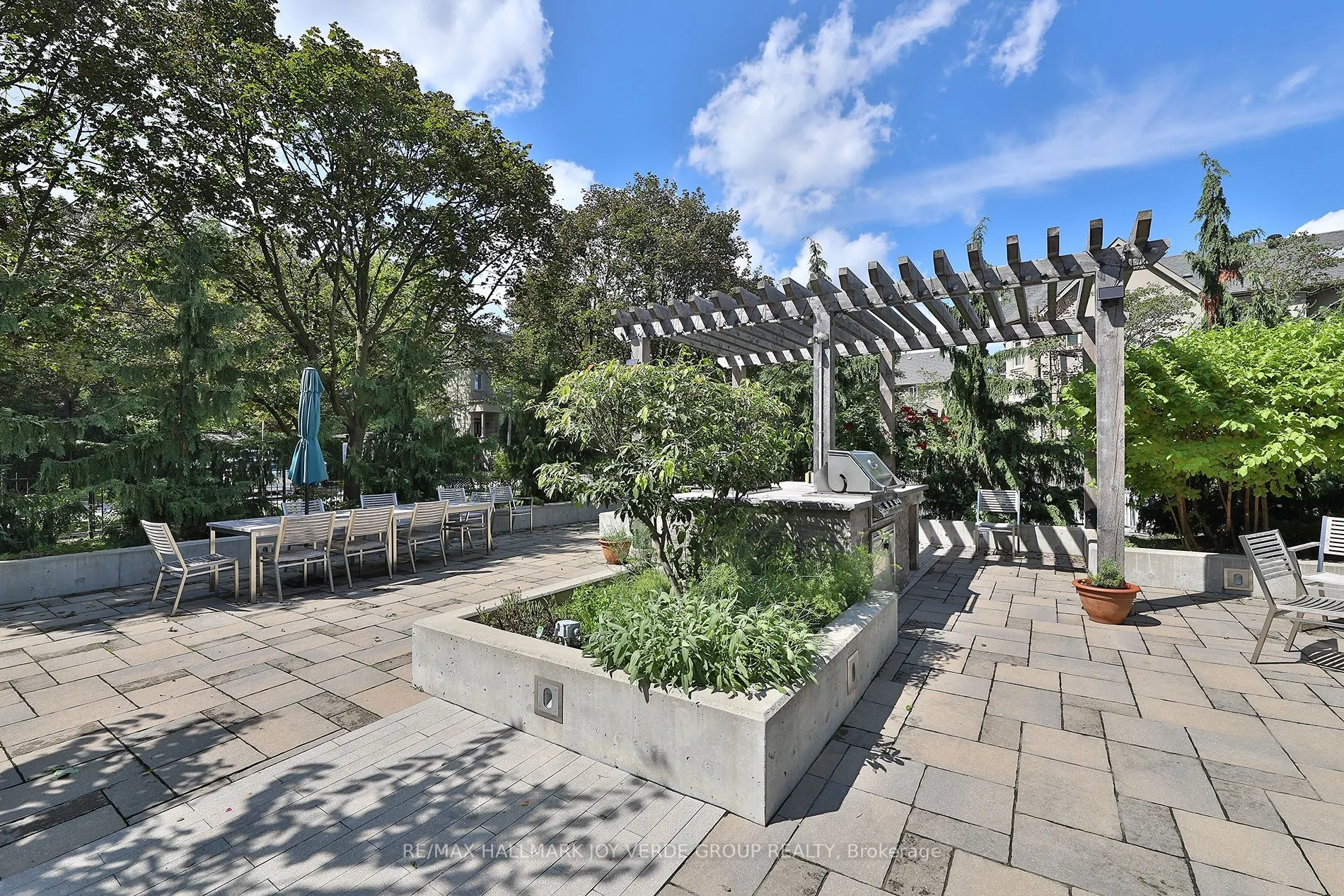 5 Kenneth Avenue #405
