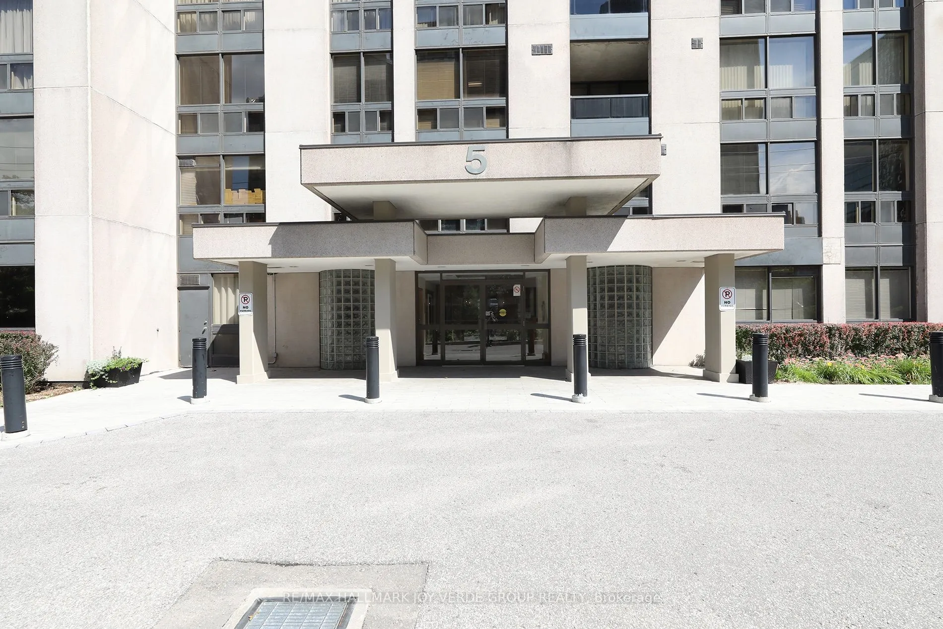 5 Kenneth Avenue #405
