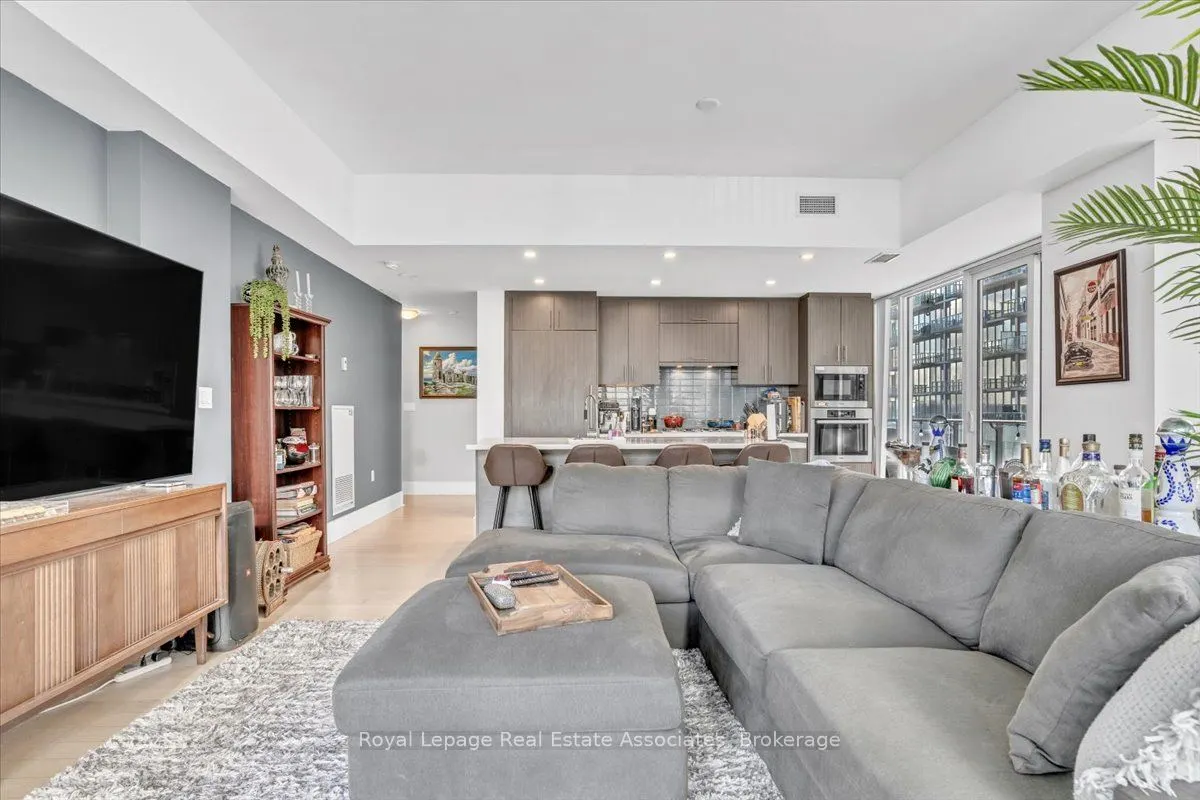 29 Queens Quay E #323