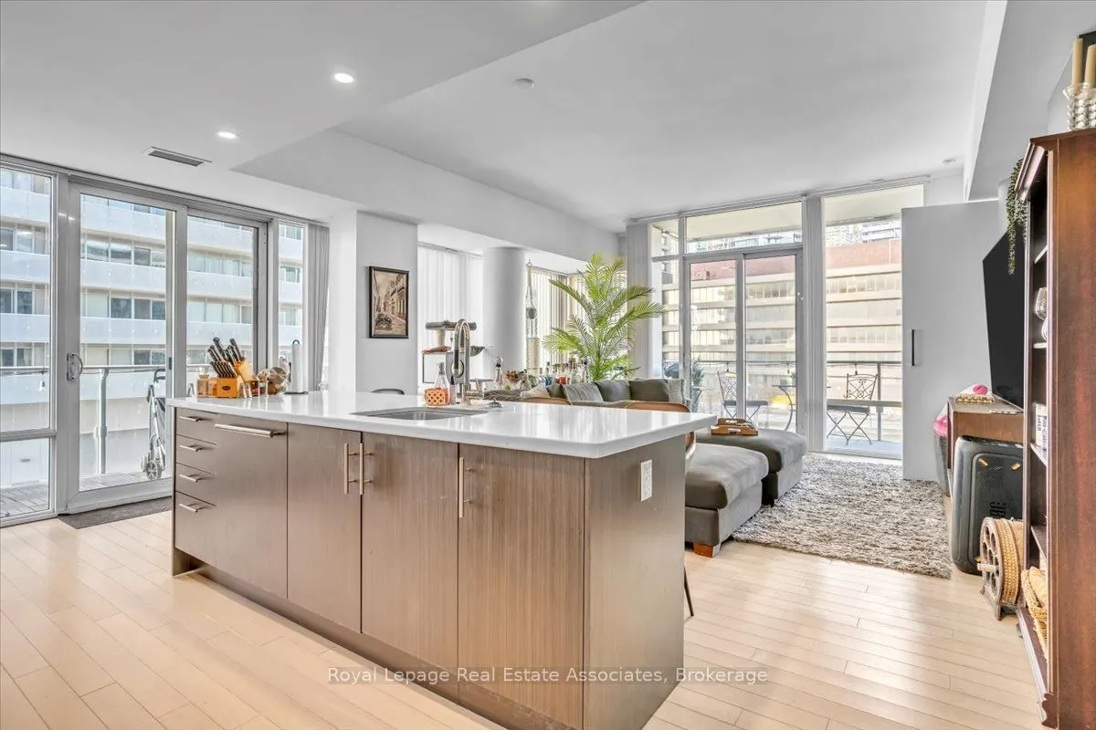 29 Queens Quay E #323