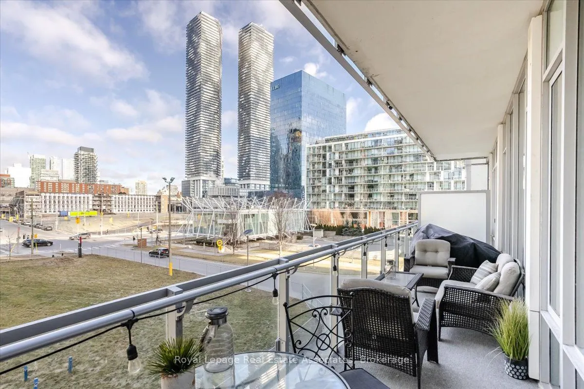 29 Queens Quay E #323