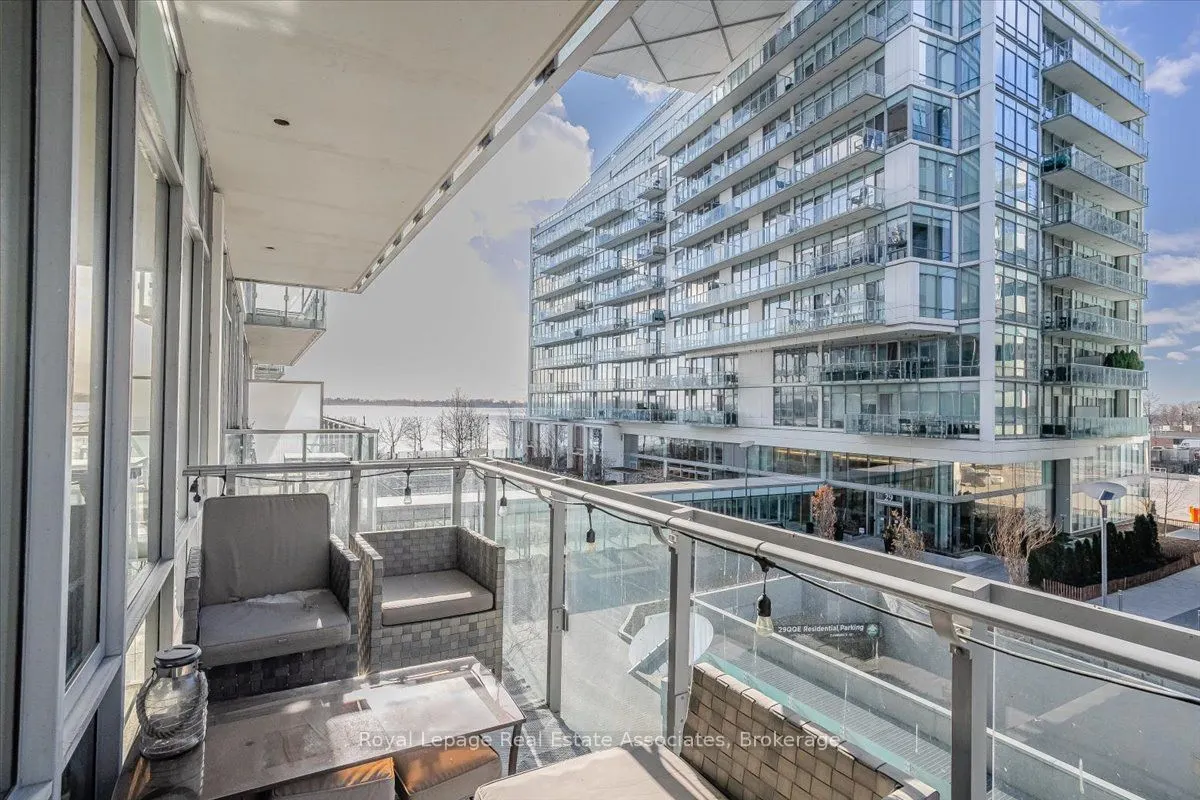 29 Queens Quay E #323