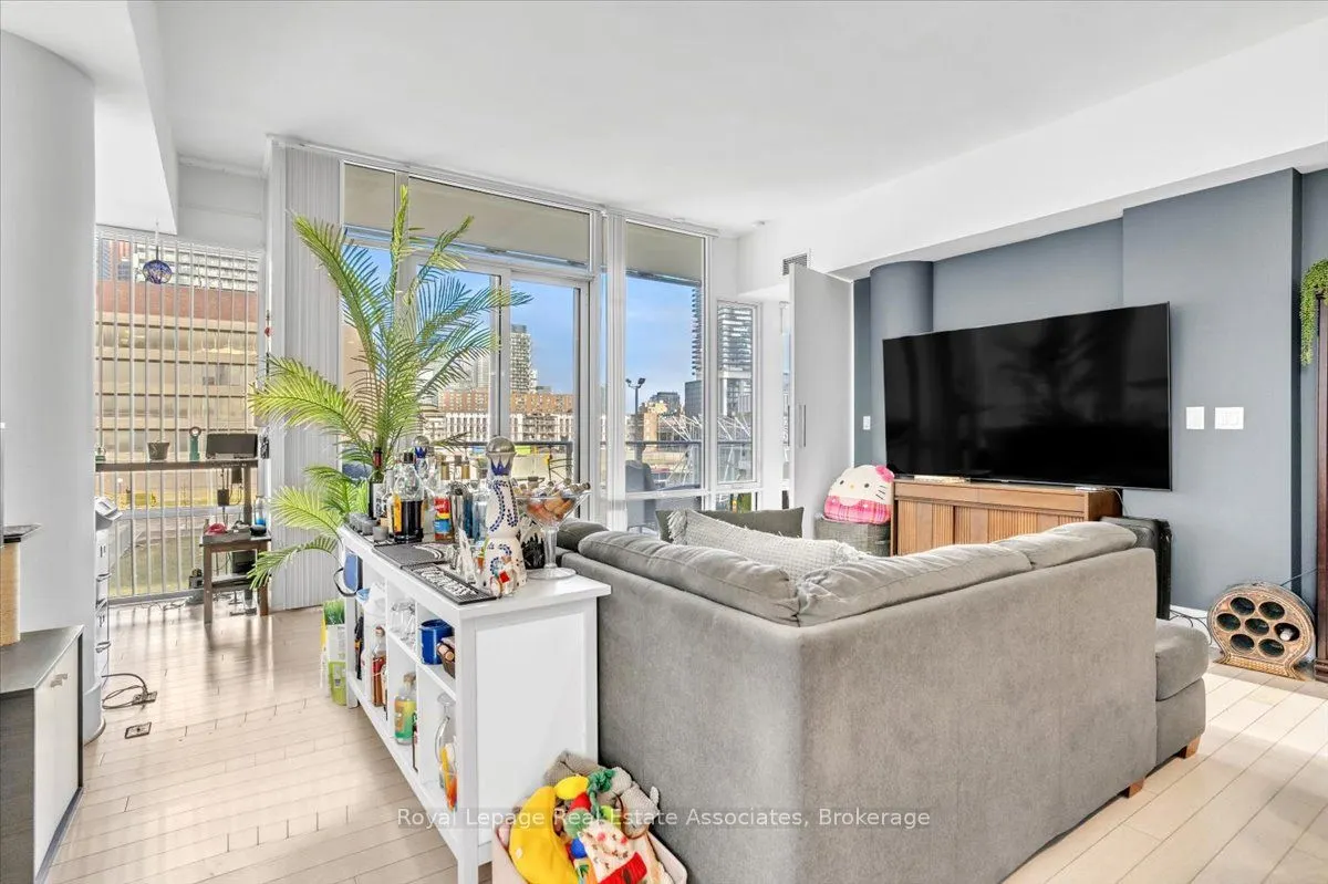 29 Queens Quay E #323