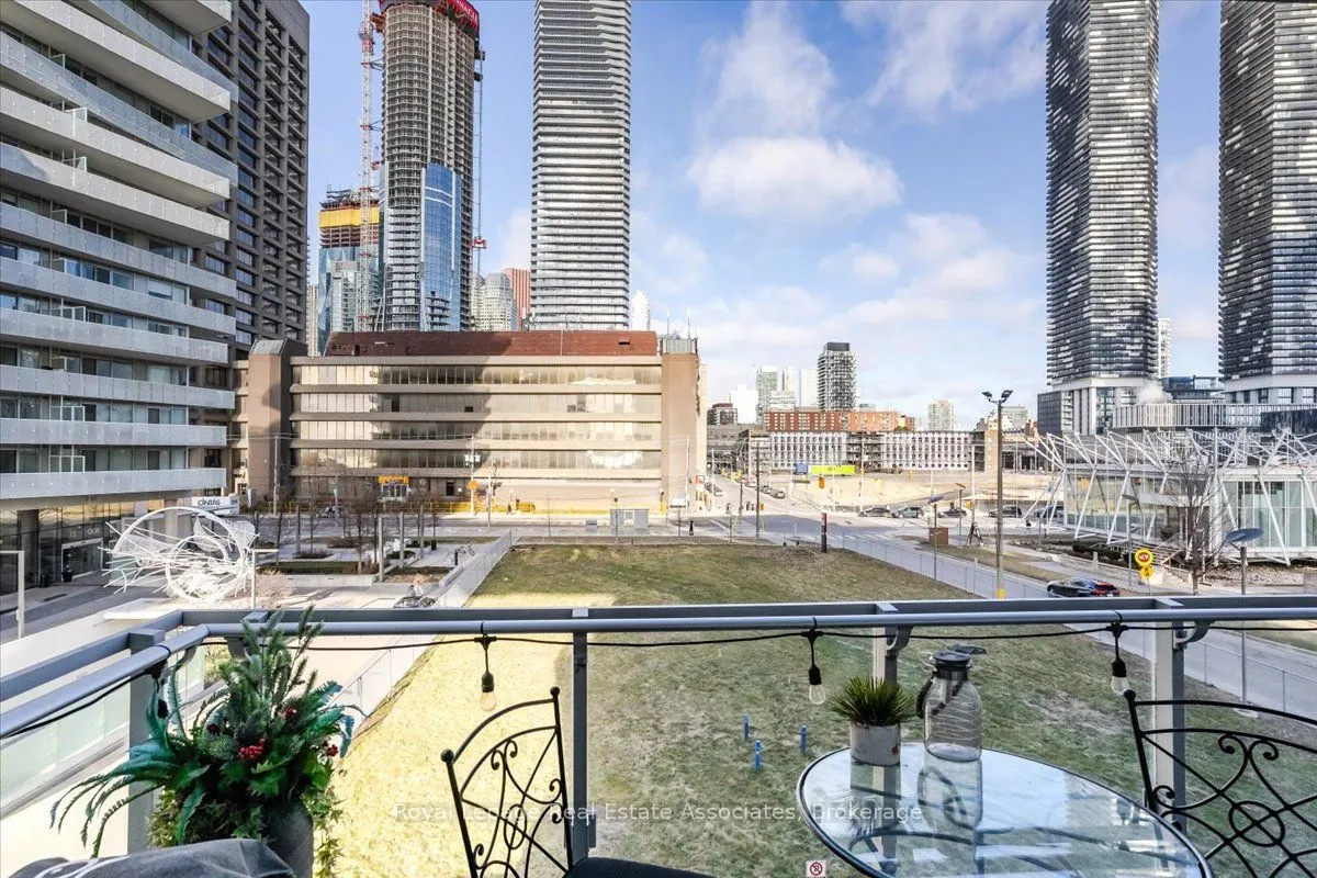 29 Queens Quay E #323