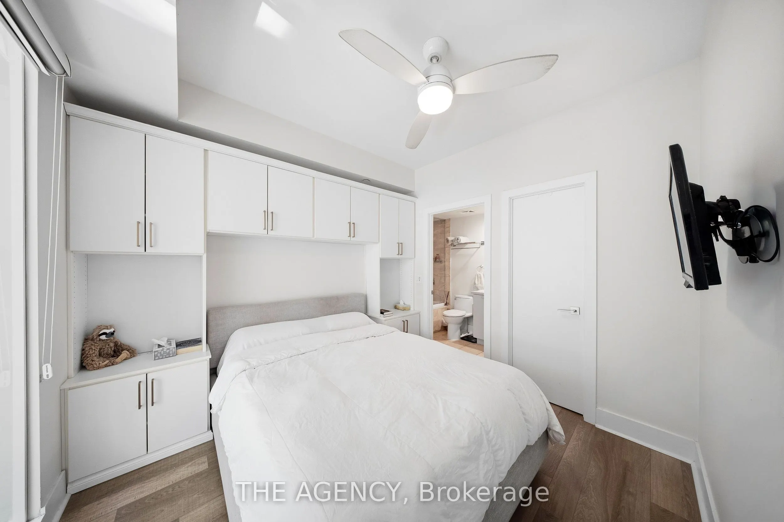 32 Davenport Road #401