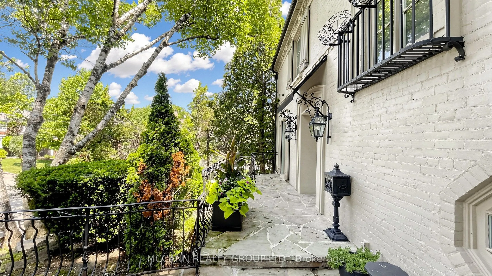 27 Strathgowan Crescent