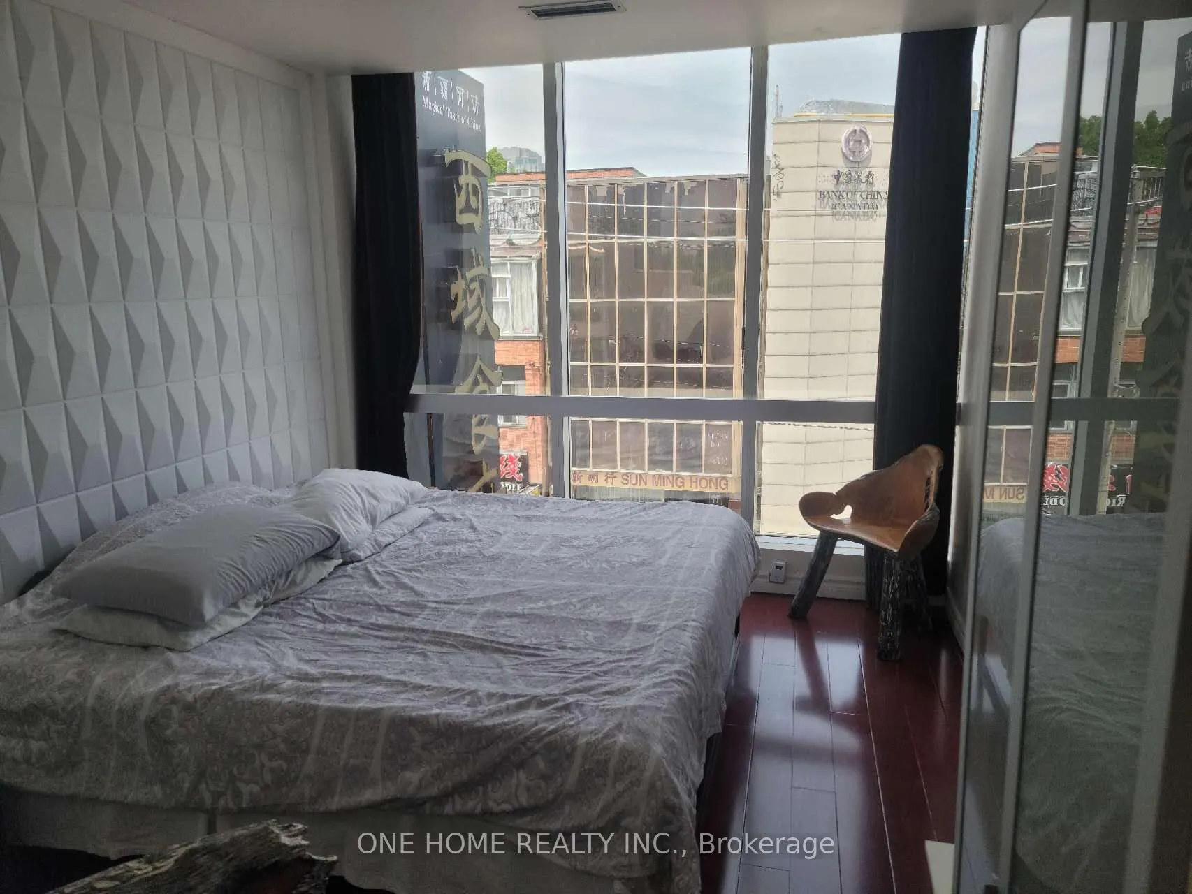 405 Dundas Street W #301