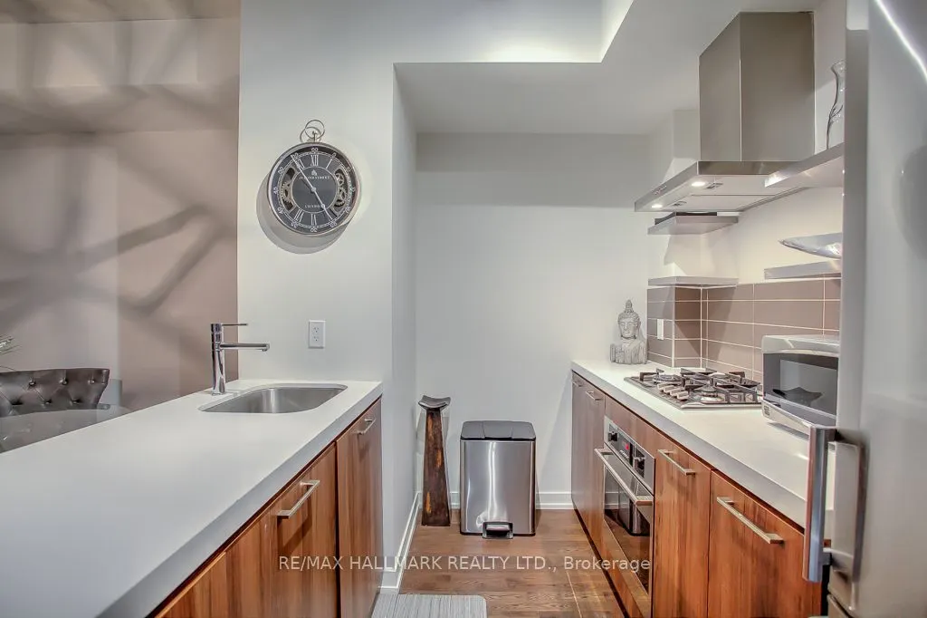 560 King Street W #419