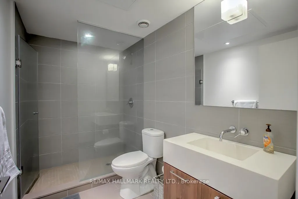 560 King Street W #419