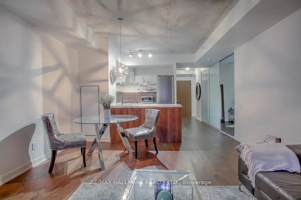 560 King Street W #419
