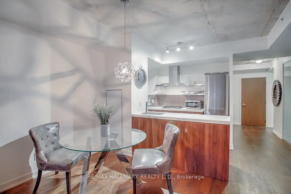 560 King Street W #419