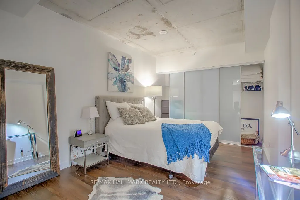 560 King Street W #419