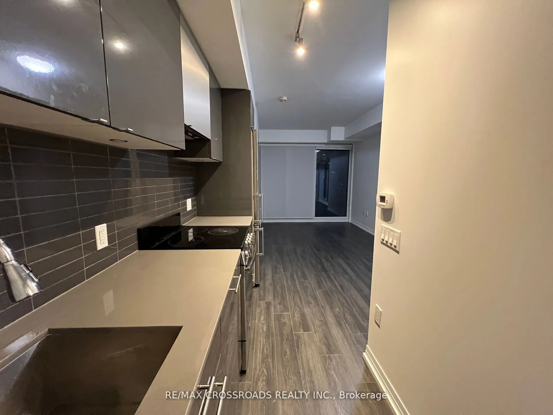 200 Dundas Street E #808