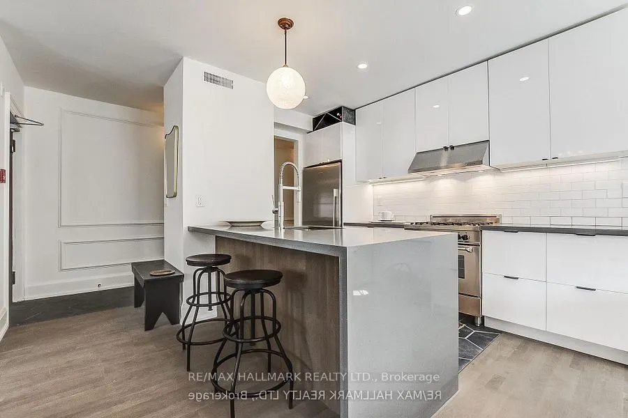 795 College Street #2B