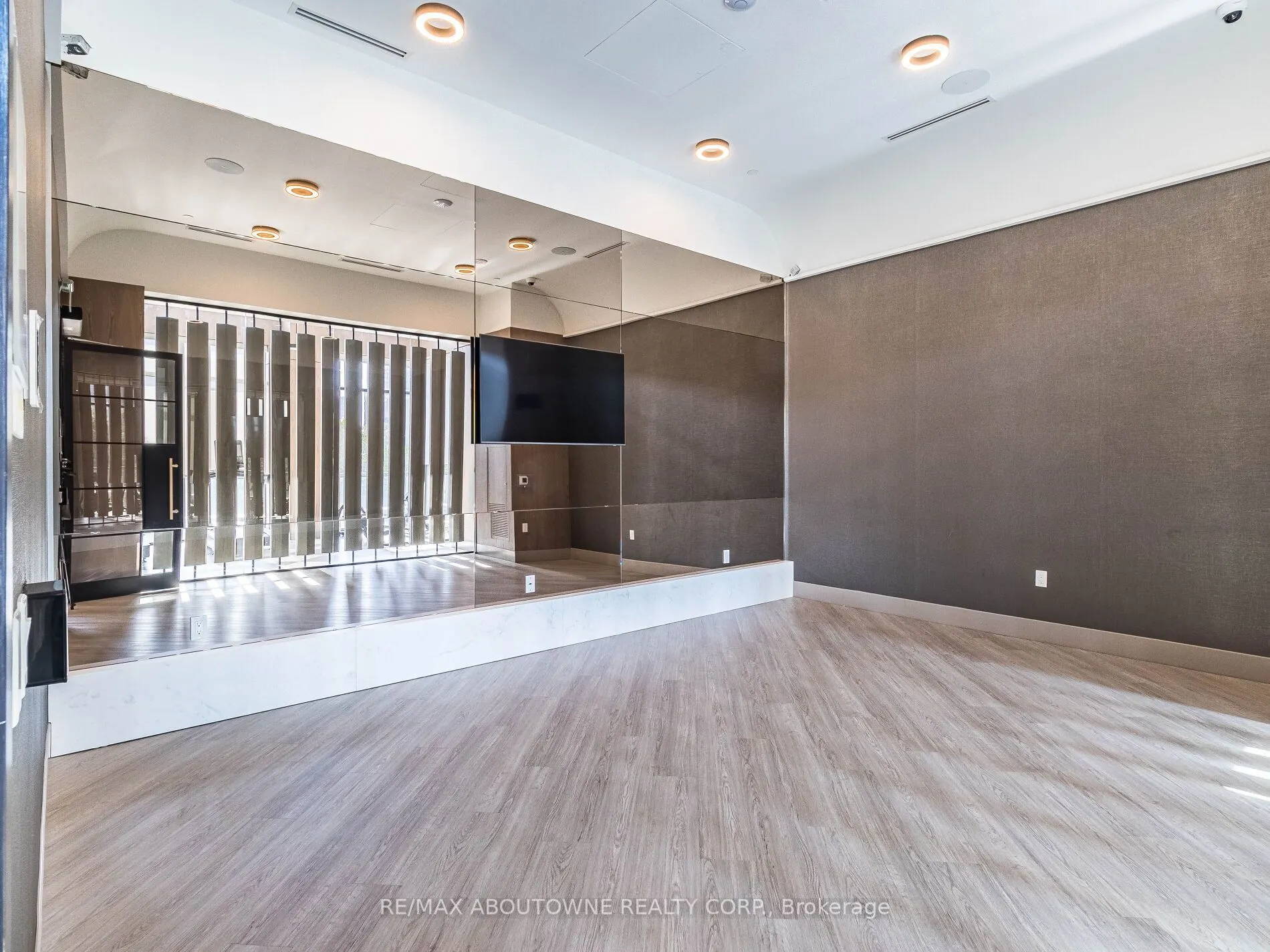 30 Inn On The Park Drive #2208