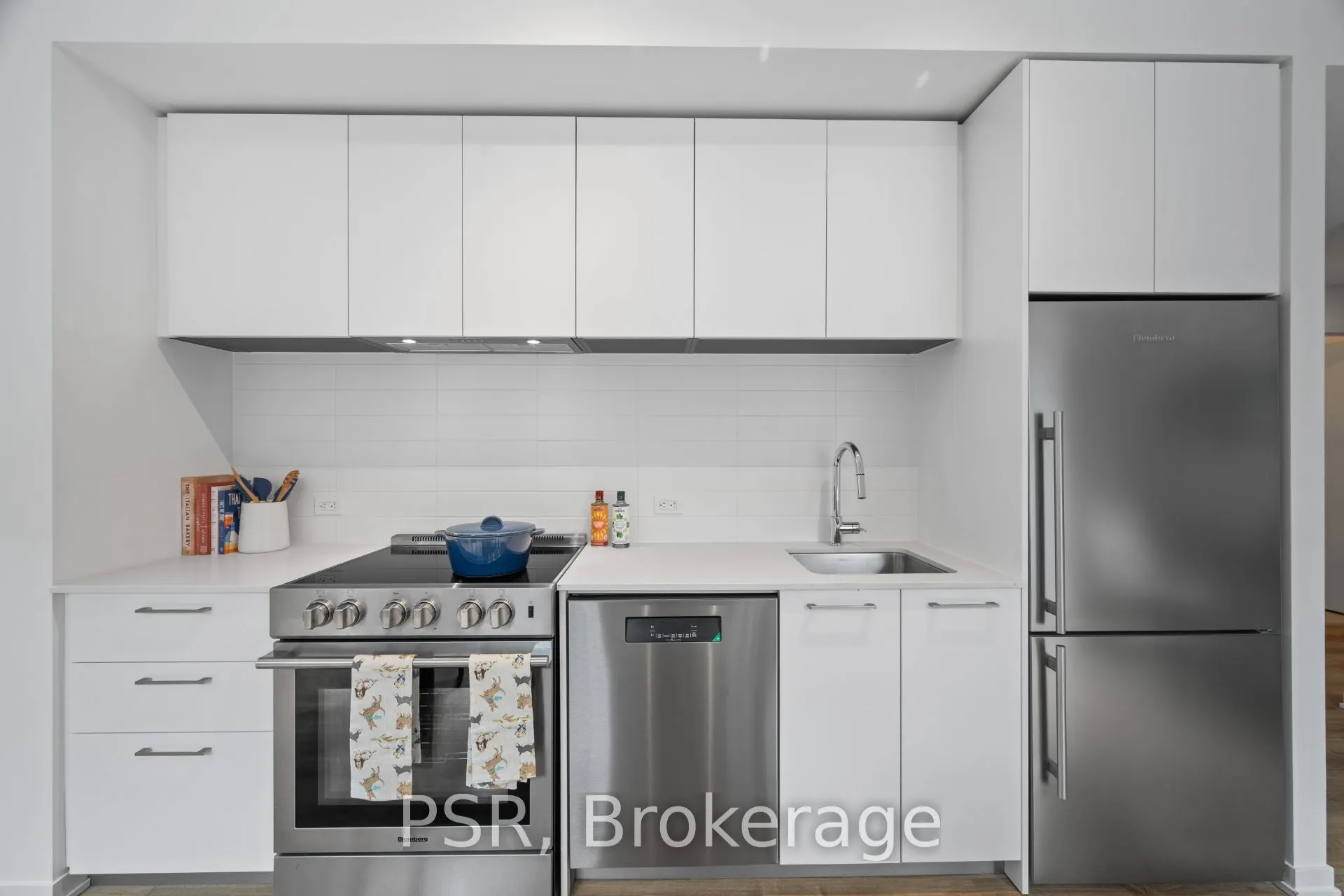 101 Roehampton Avenue #710