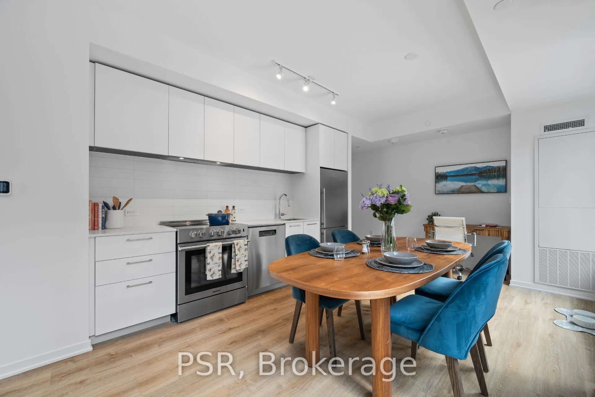 101 Roehampton Avenue #710