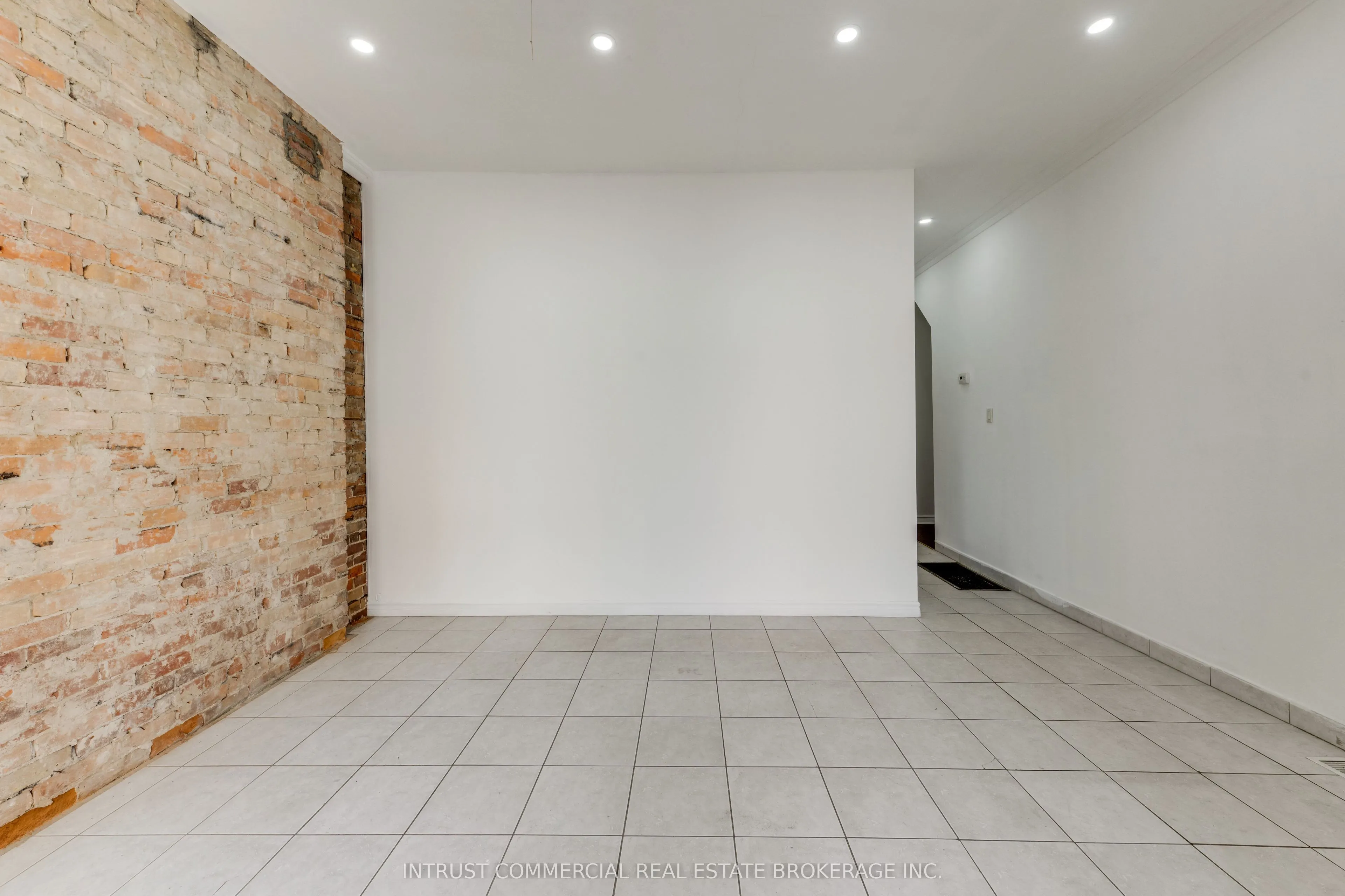 817 Bloor Street W