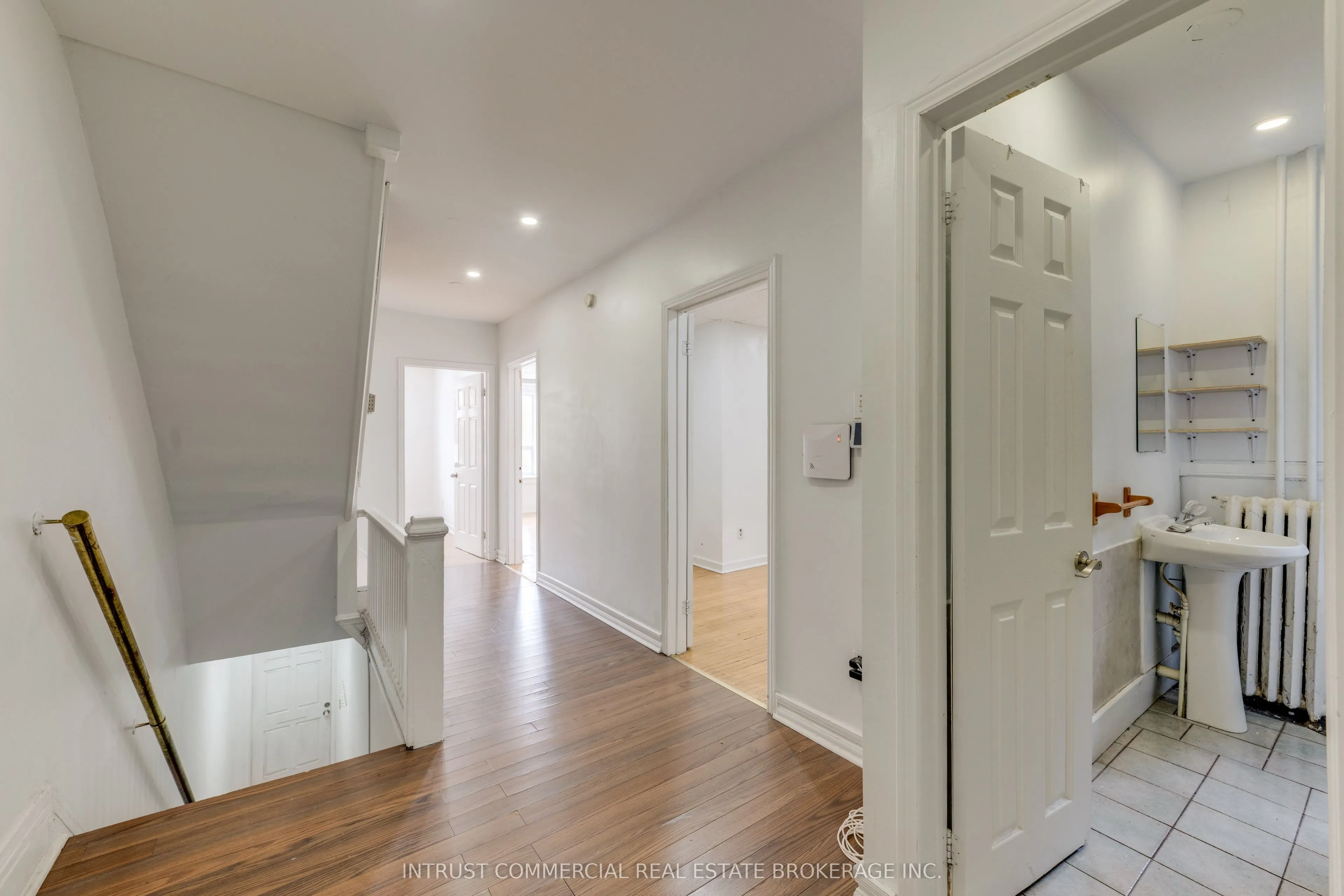 817 Bloor Street W