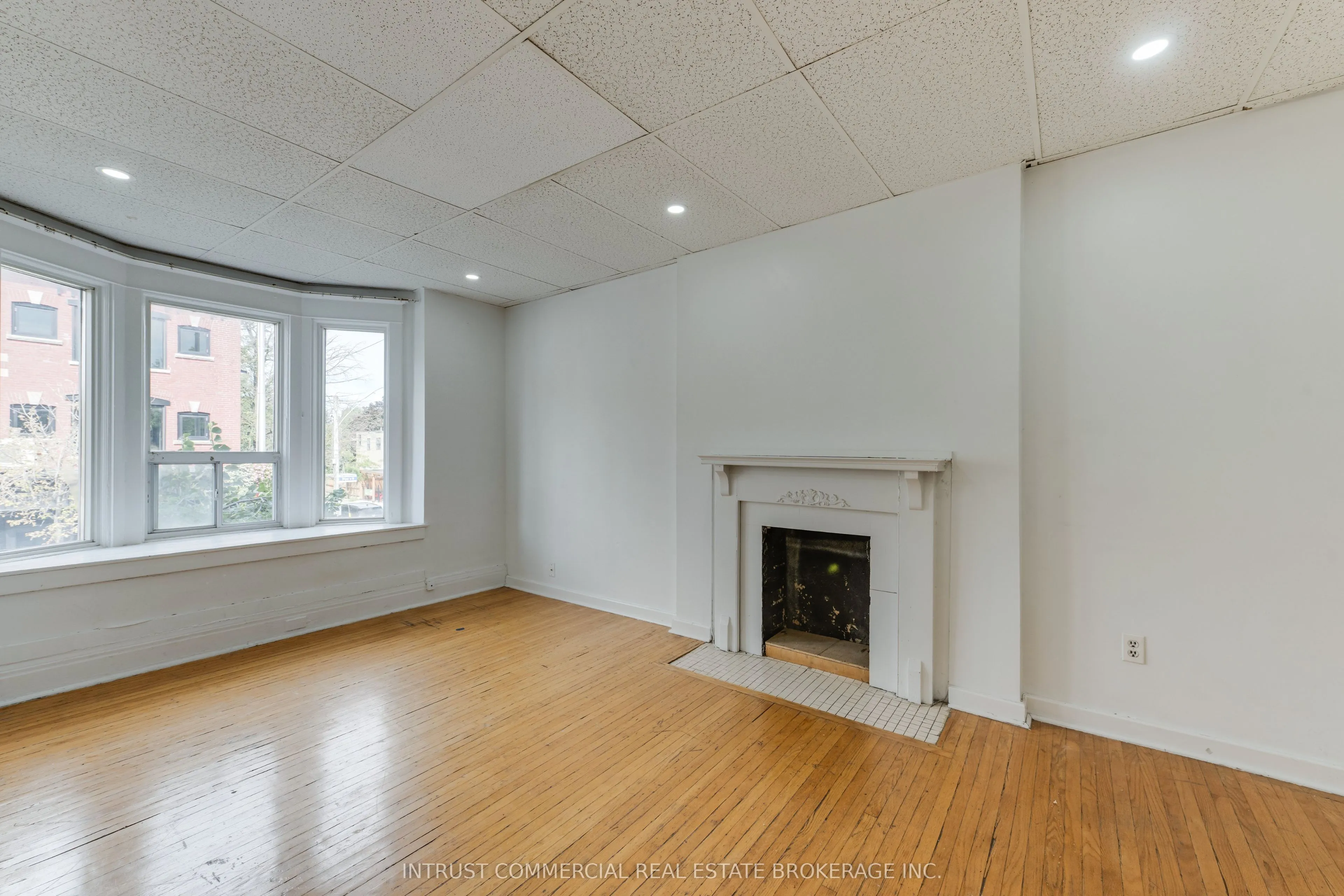 817 Bloor Street W
