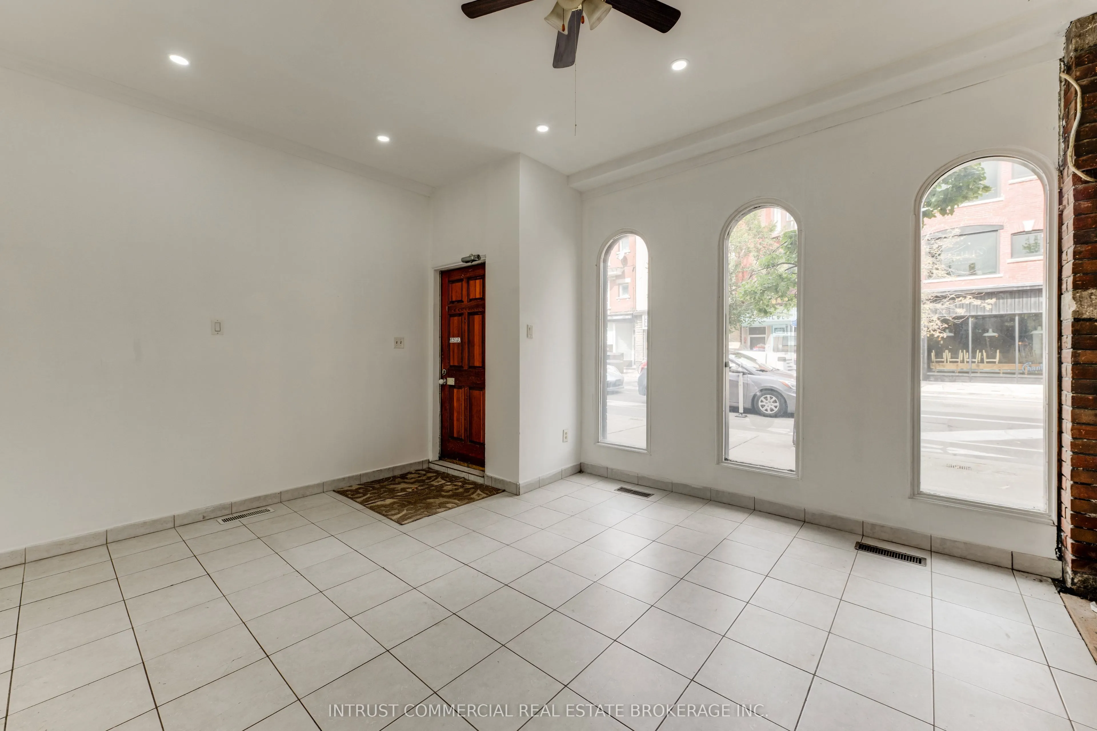 817 Bloor Street W