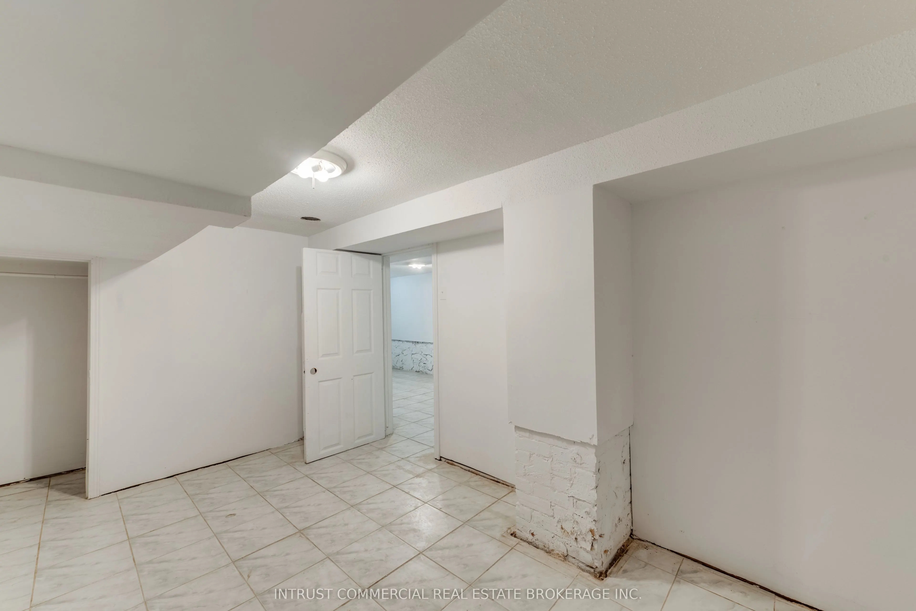 817 Bloor Street W