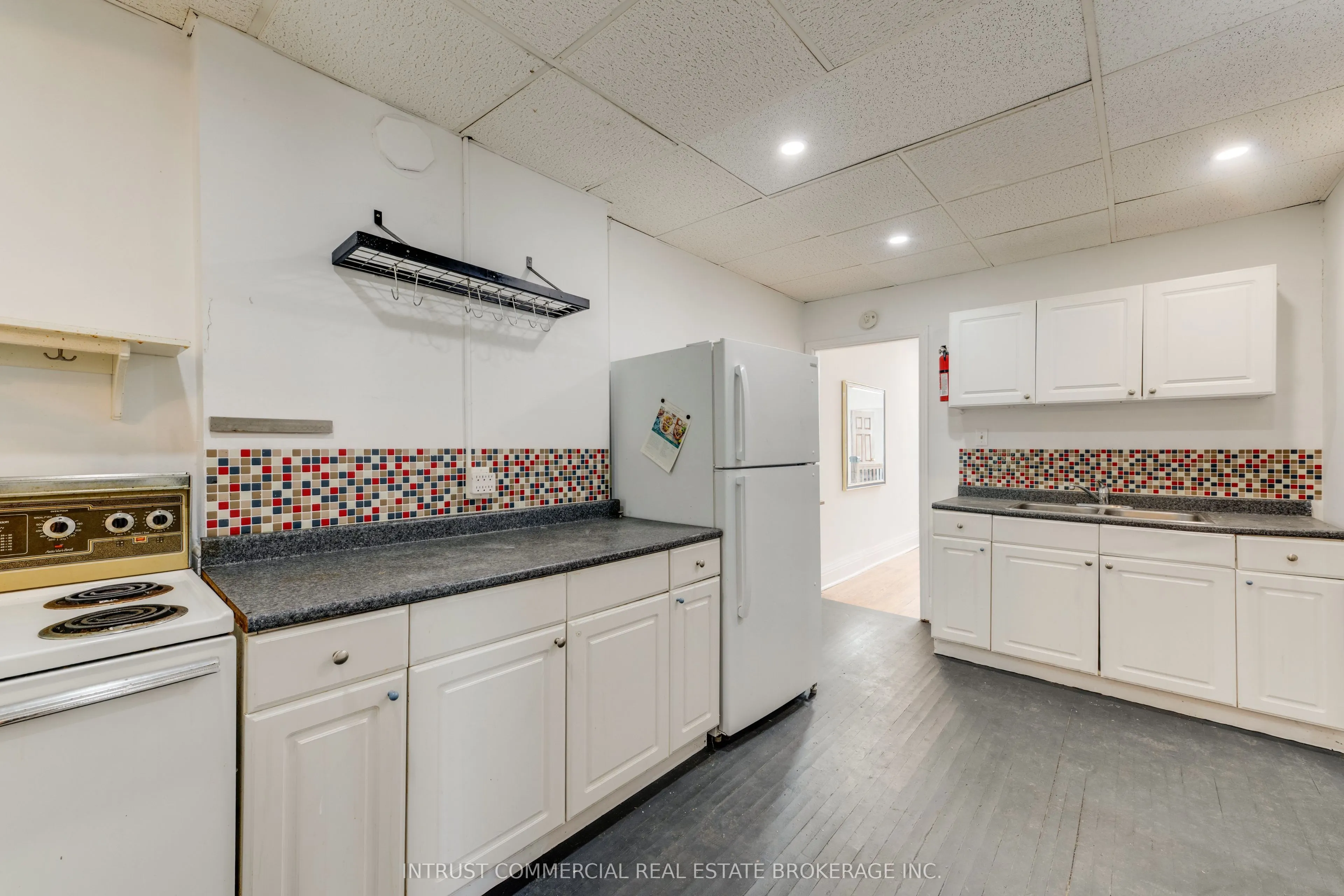 817 Bloor Street W