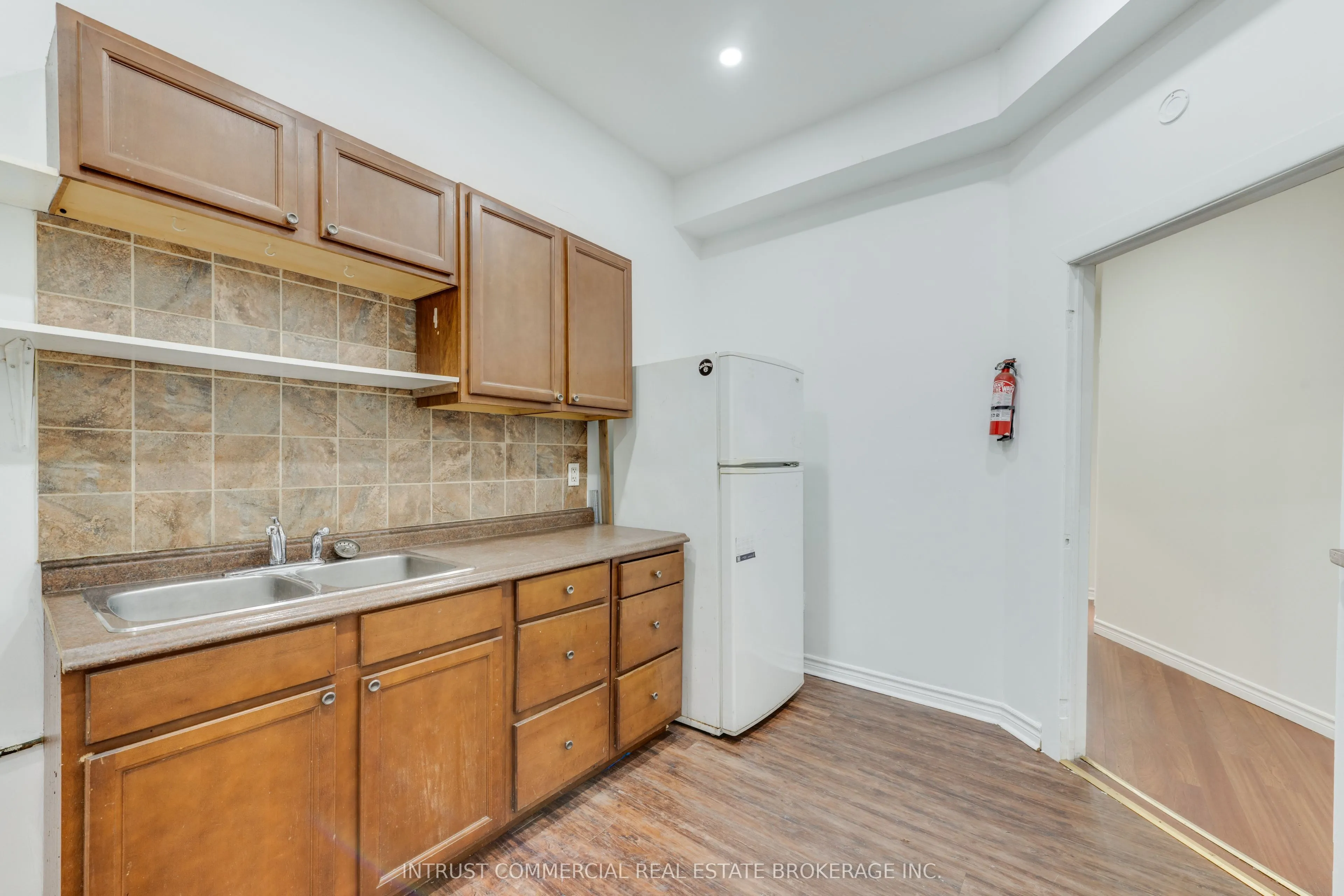 817 Bloor Street W