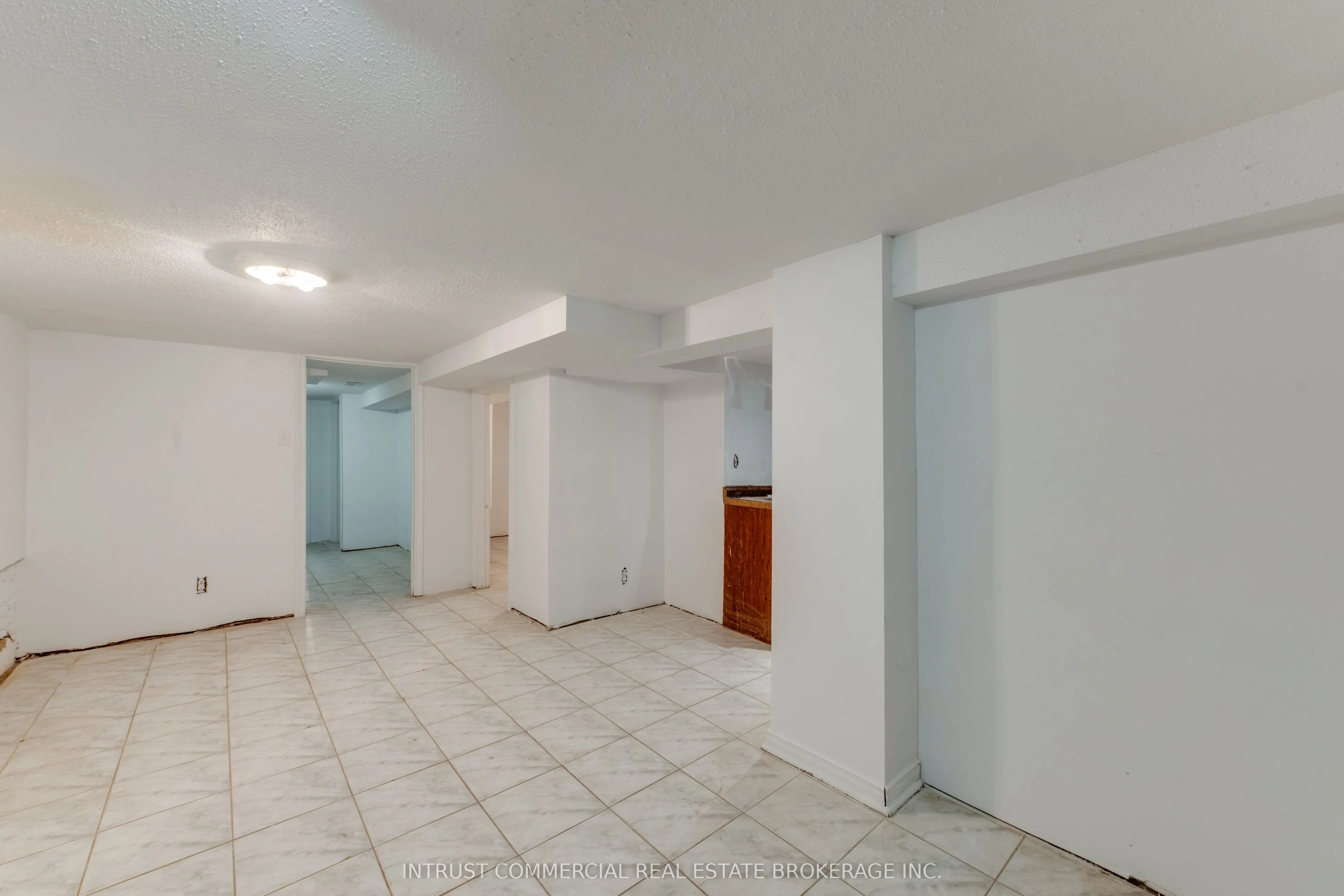817 Bloor Street W