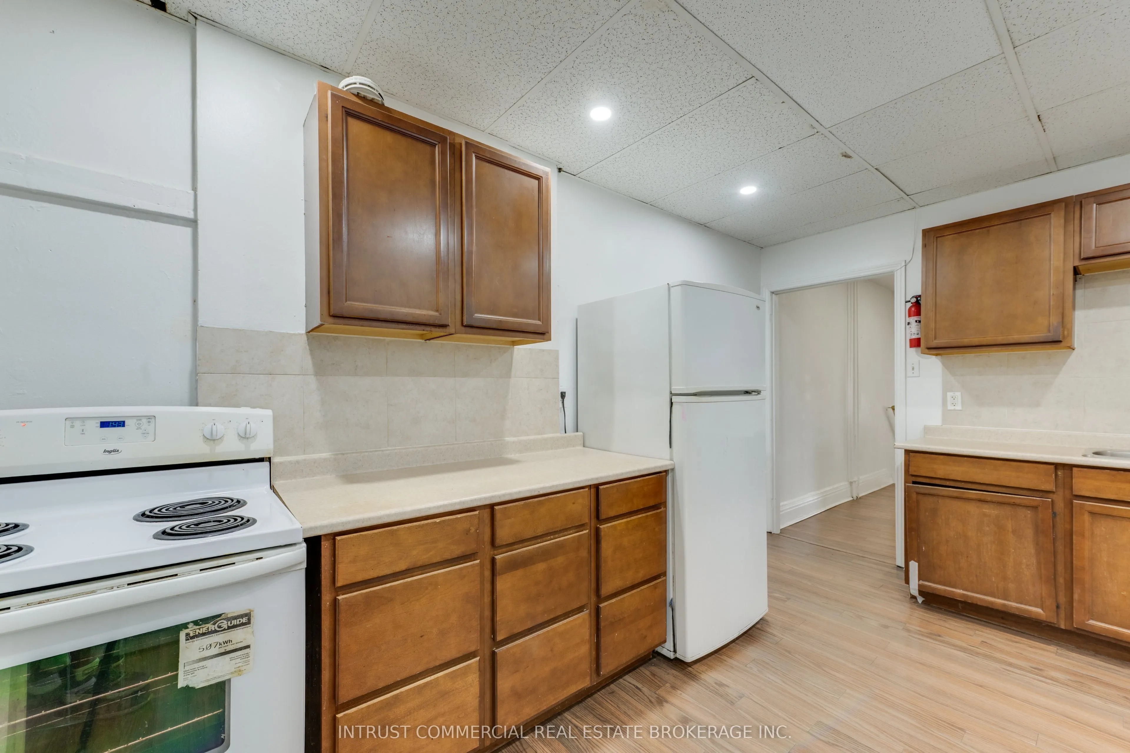 817 Bloor Street W