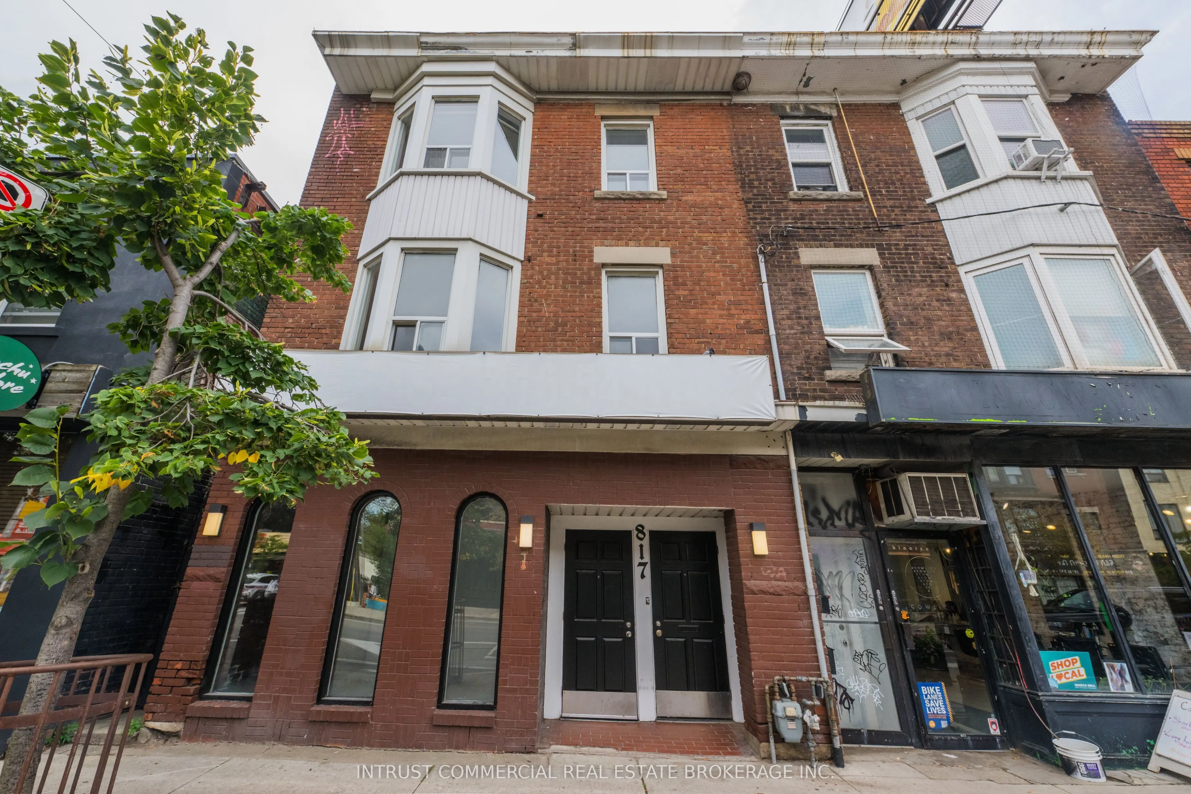 817 Bloor Street W