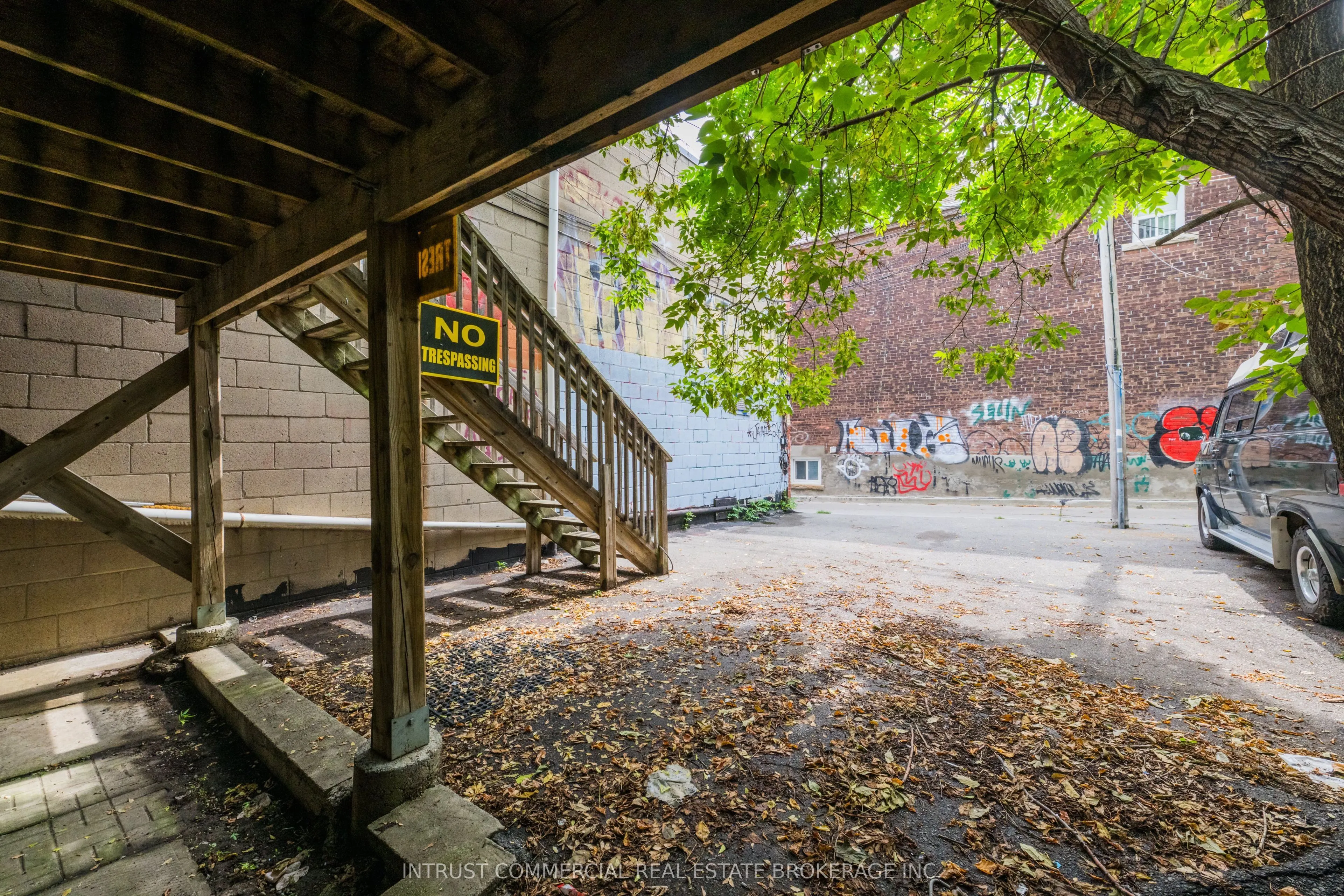 817 Bloor Street W