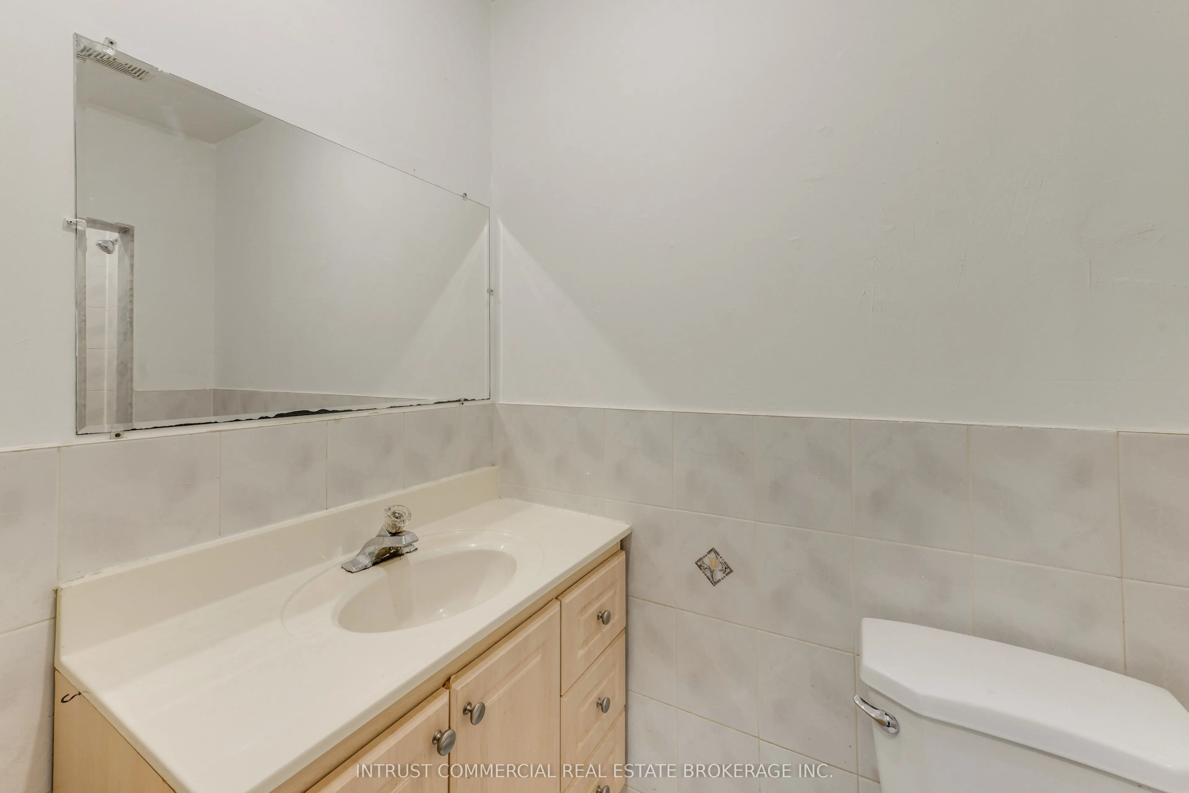 817 Bloor Street W