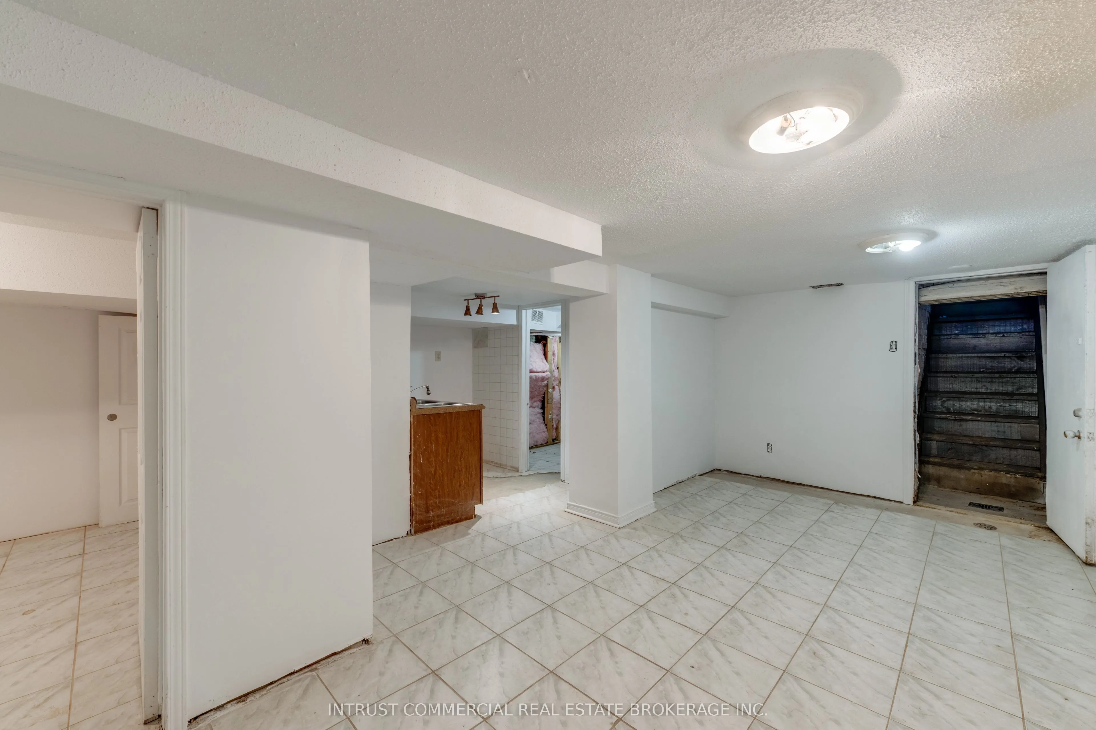 817 Bloor Street W