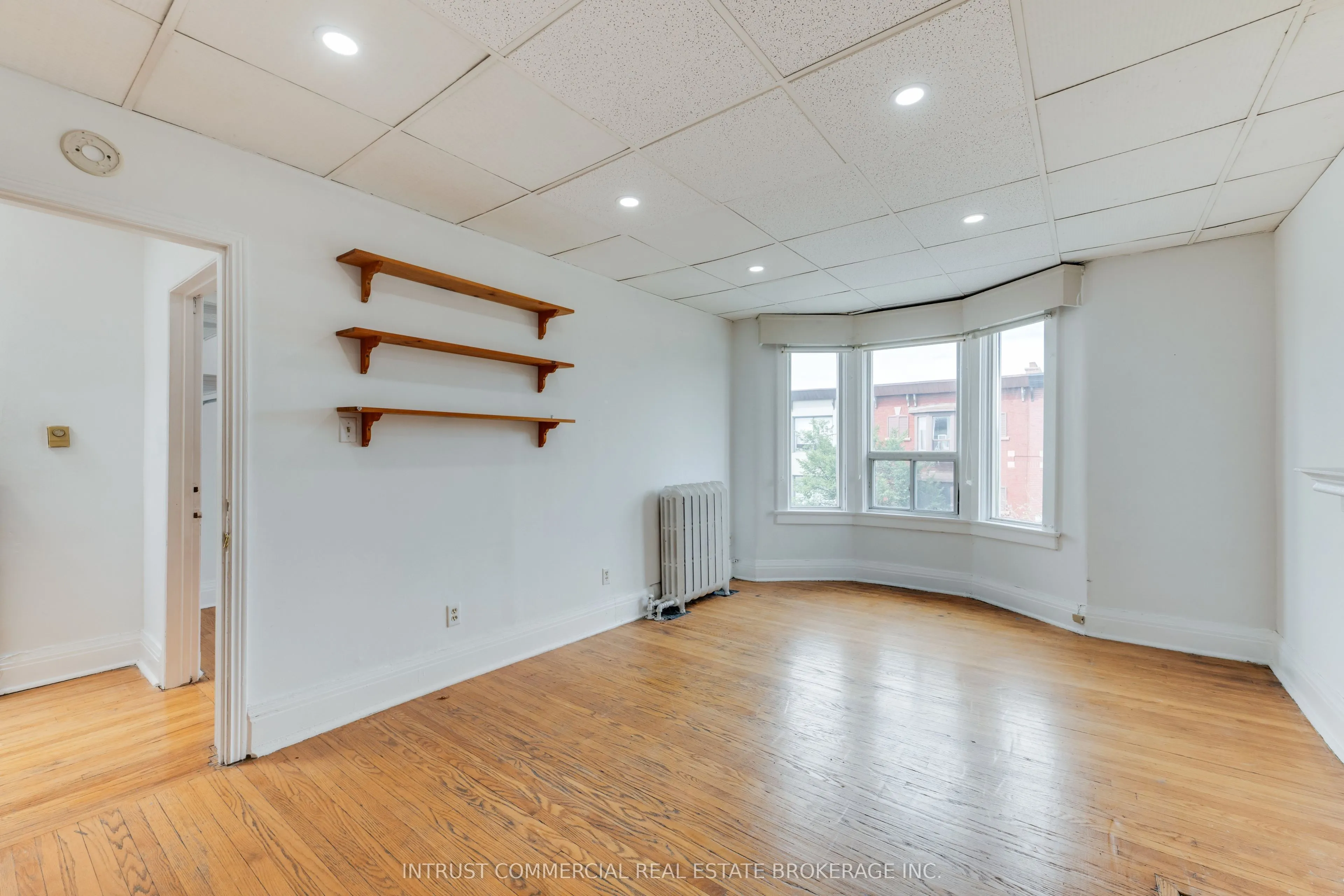 817 Bloor Street W