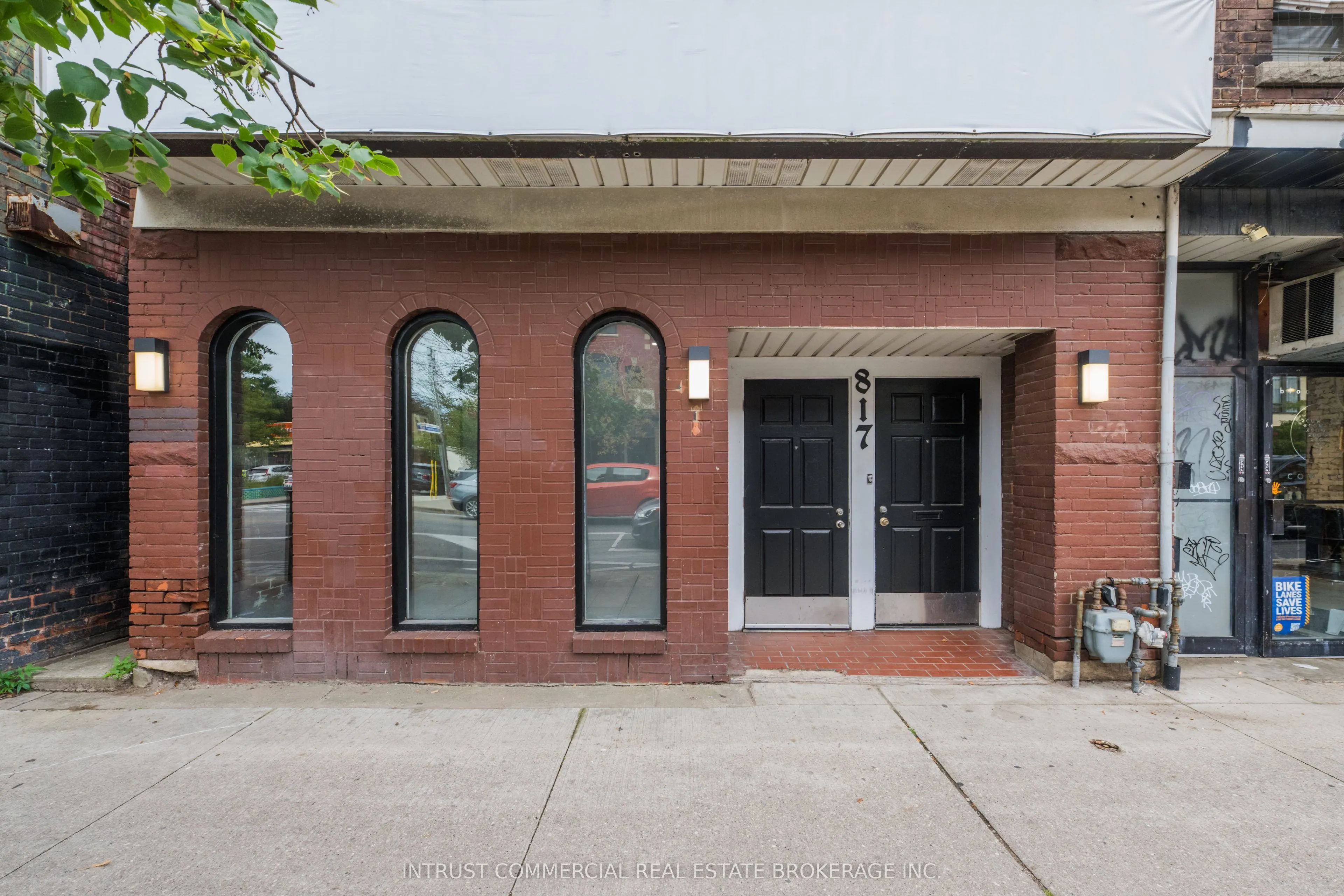 817 Bloor Street W