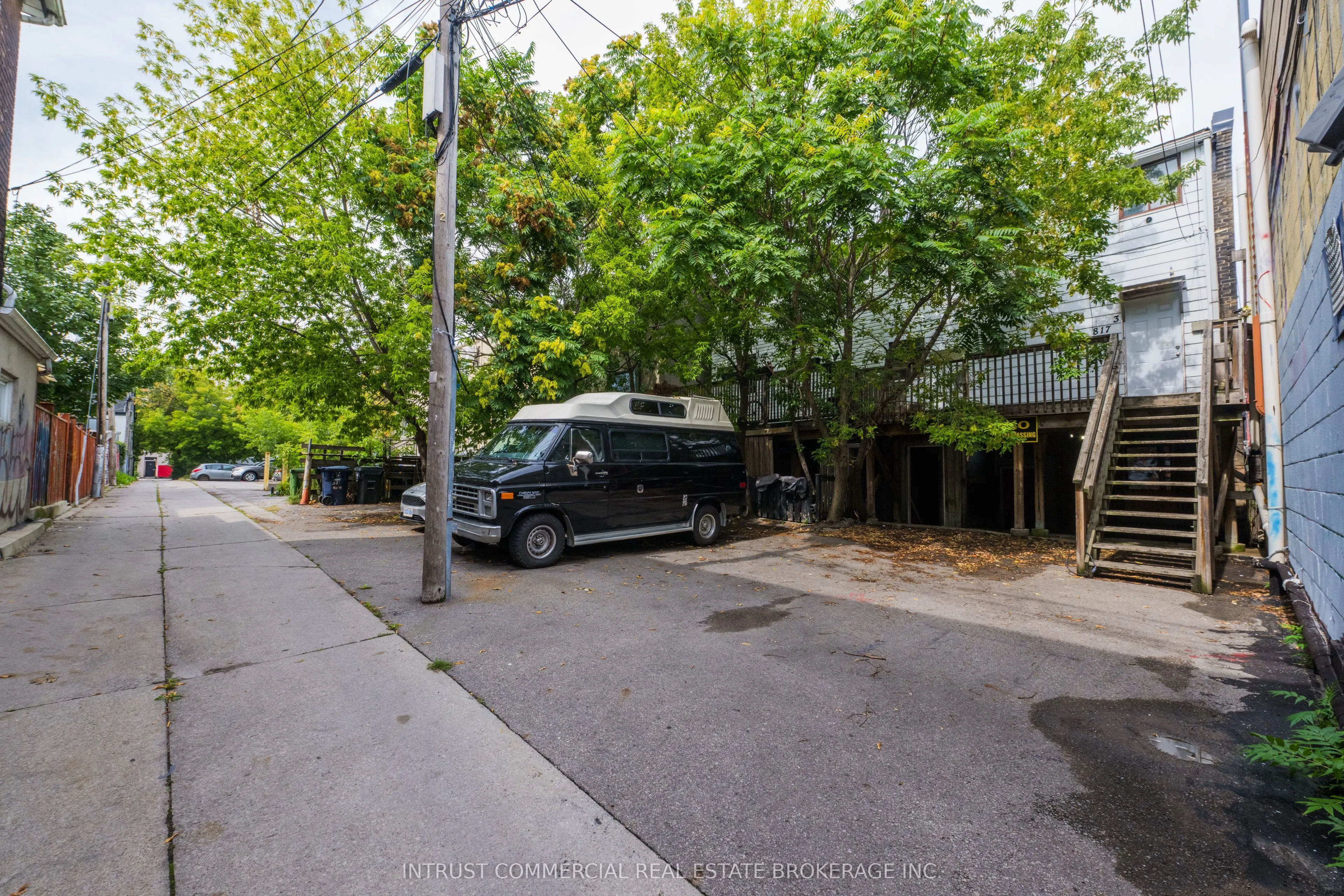 817 Bloor Street W