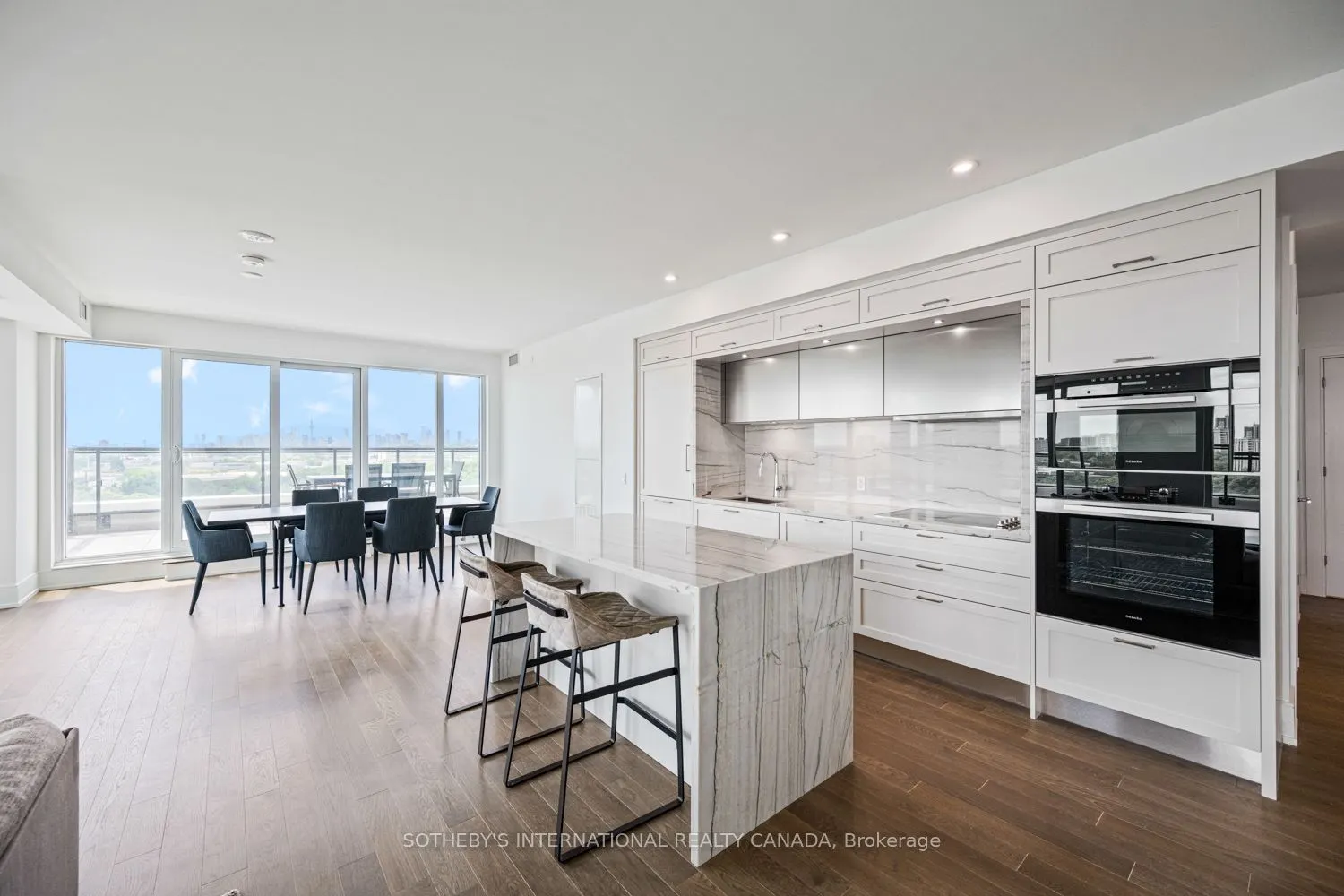 30 Inn on the Park Drive #1109