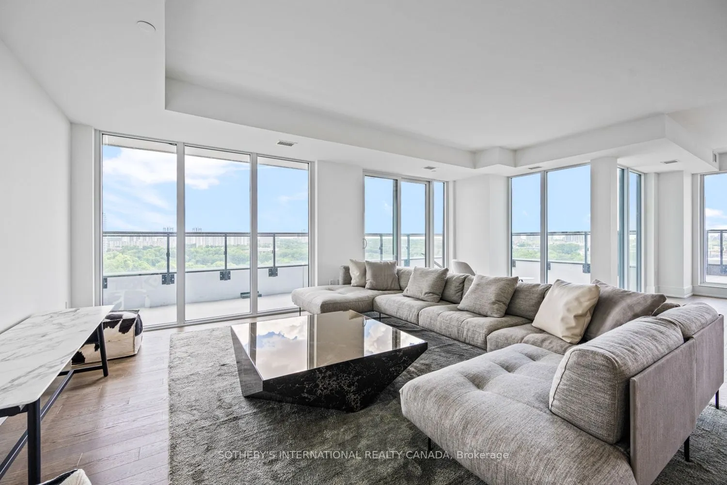30 Inn on the Park Drive #1109
