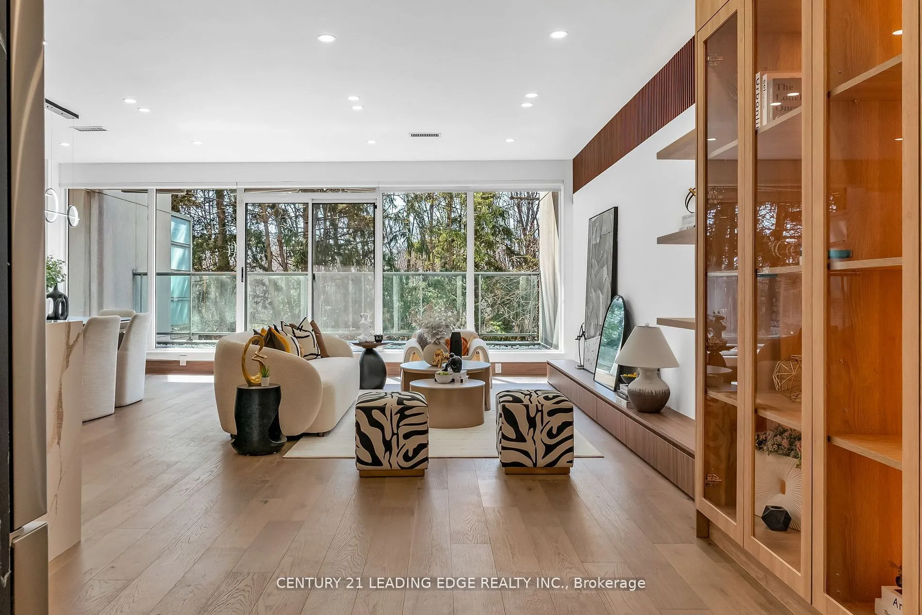 1 Watergarden Way #208