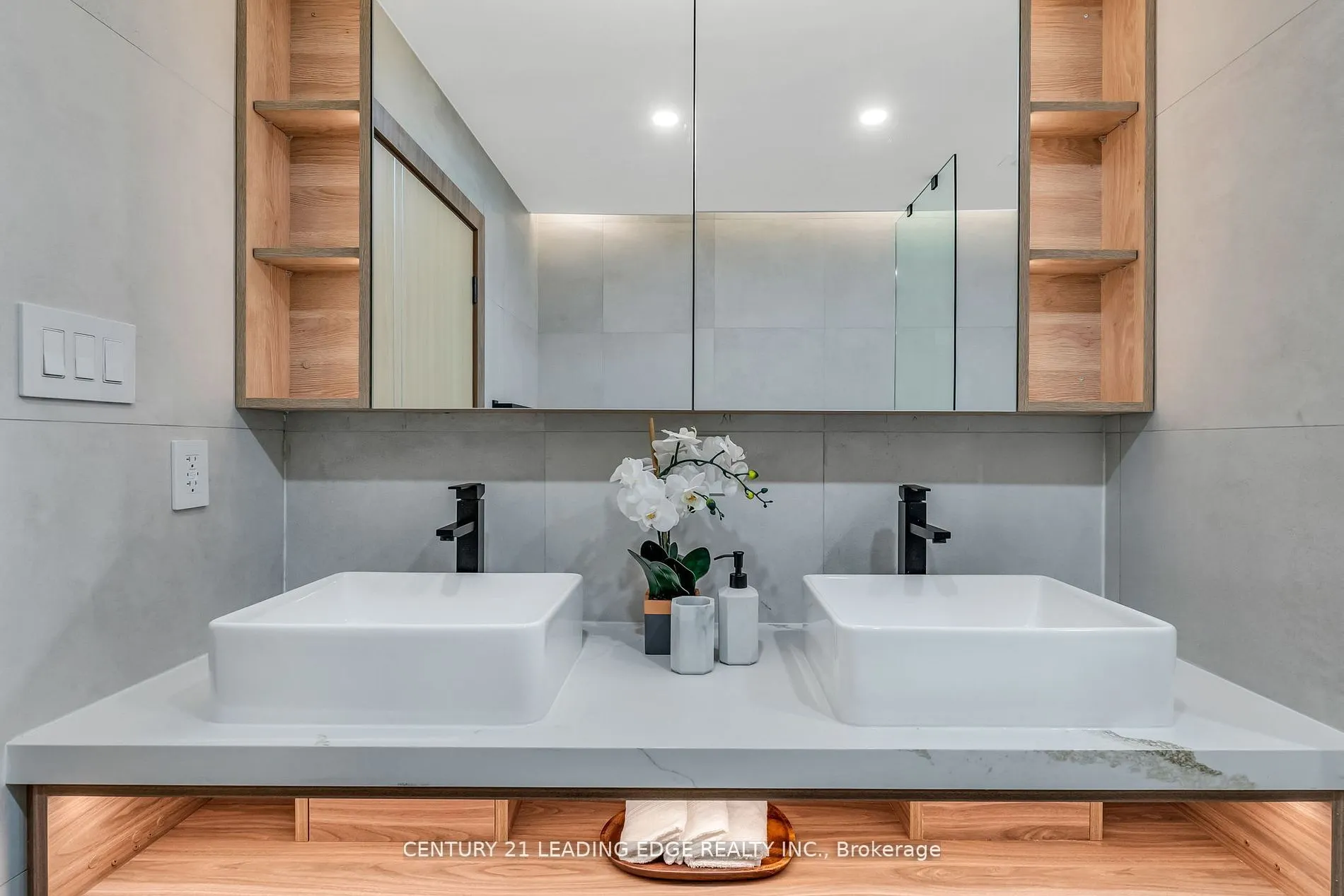 1 Watergarden Way #208