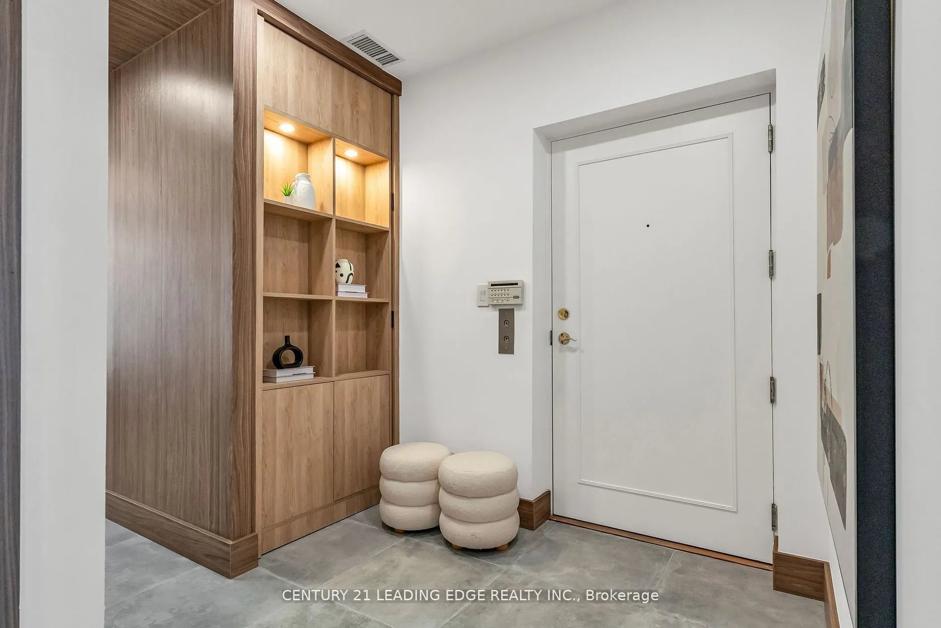 1 Watergarden Way #208