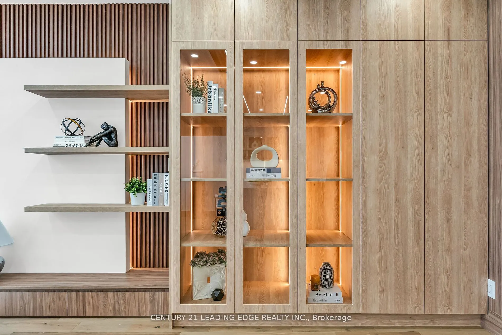 1 Watergarden Way #208